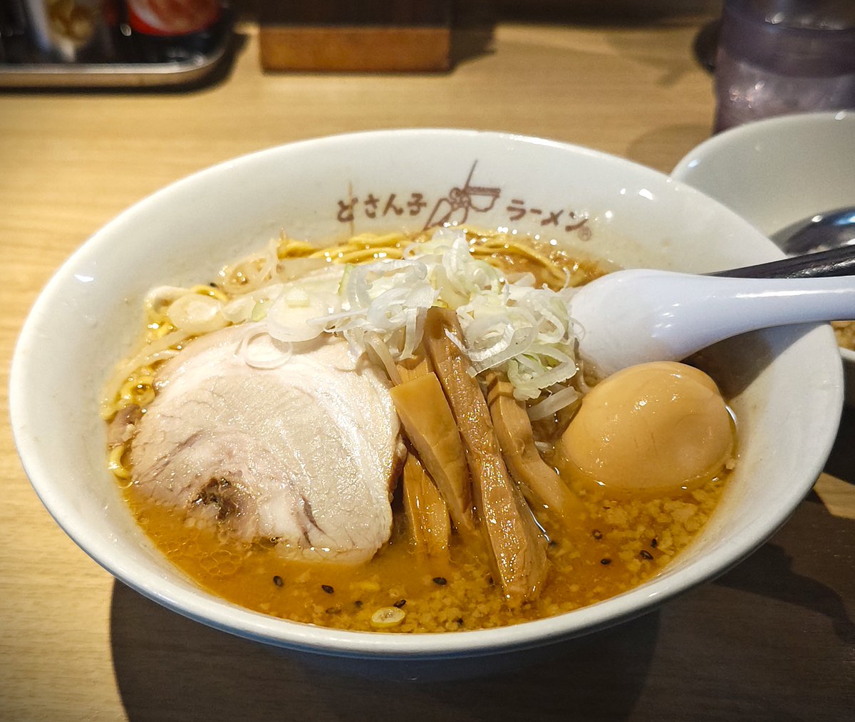ms06c_21's tweet photo. #ラーメン 
麺酒蔵どさん子　新木場

こってり味噌ラーメン
味玉
半チャーハン

初来訪。どさん子チェーンの生き残りお店舗。
意外に味噌ミソしくないスープ。
出汁にオイルも効いていて。
低加水中細麺によく絡みます。
美味しい😋
具材は弱めｗ
半チャーハン、なかなか良いお味でした☺
ご馳走様！ https://t.co/TYQhxj56ws