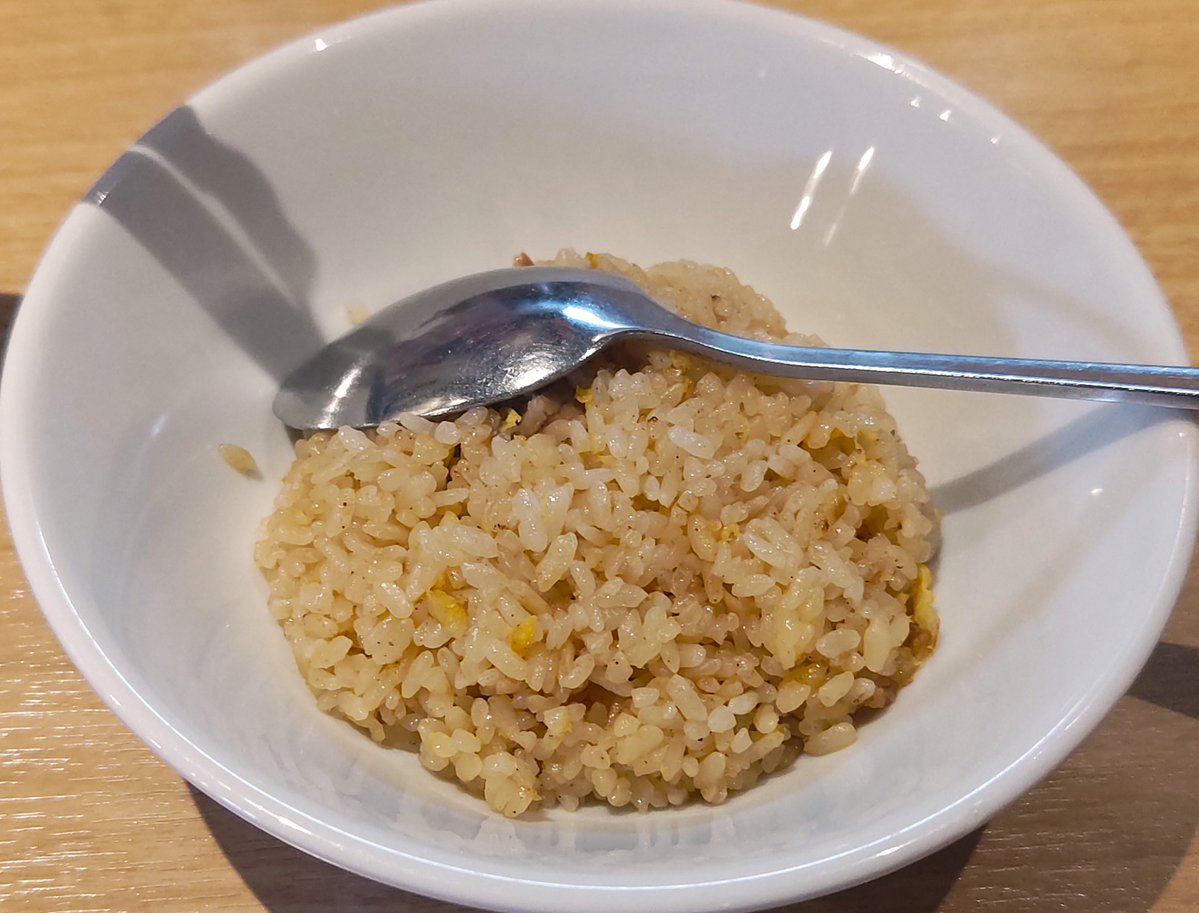 ms06c_21's tweet photo. #ラーメン 
麺酒蔵どさん子　新木場

こってり味噌ラーメン
味玉
半チャーハン

初来訪。どさん子チェーンの生き残りお店舗。
意外に味噌ミソしくないスープ。
出汁にオイルも効いていて。
低加水中細麺によく絡みます。
美味しい😋
具材は弱めｗ
半チャーハン、なかなか良いお味でした☺
ご馳走様！ https://t.co/TYQhxj56ws