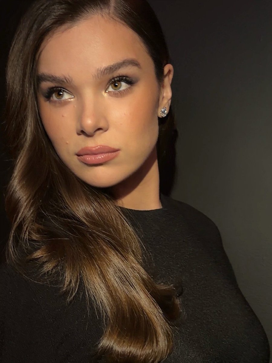 JumpTrailers's tweet photo. Hailee Steinfeld looking radiant and serving face card for the Glimmer Launch event, these are the shots. https://t.co/wOhIkhQwuq