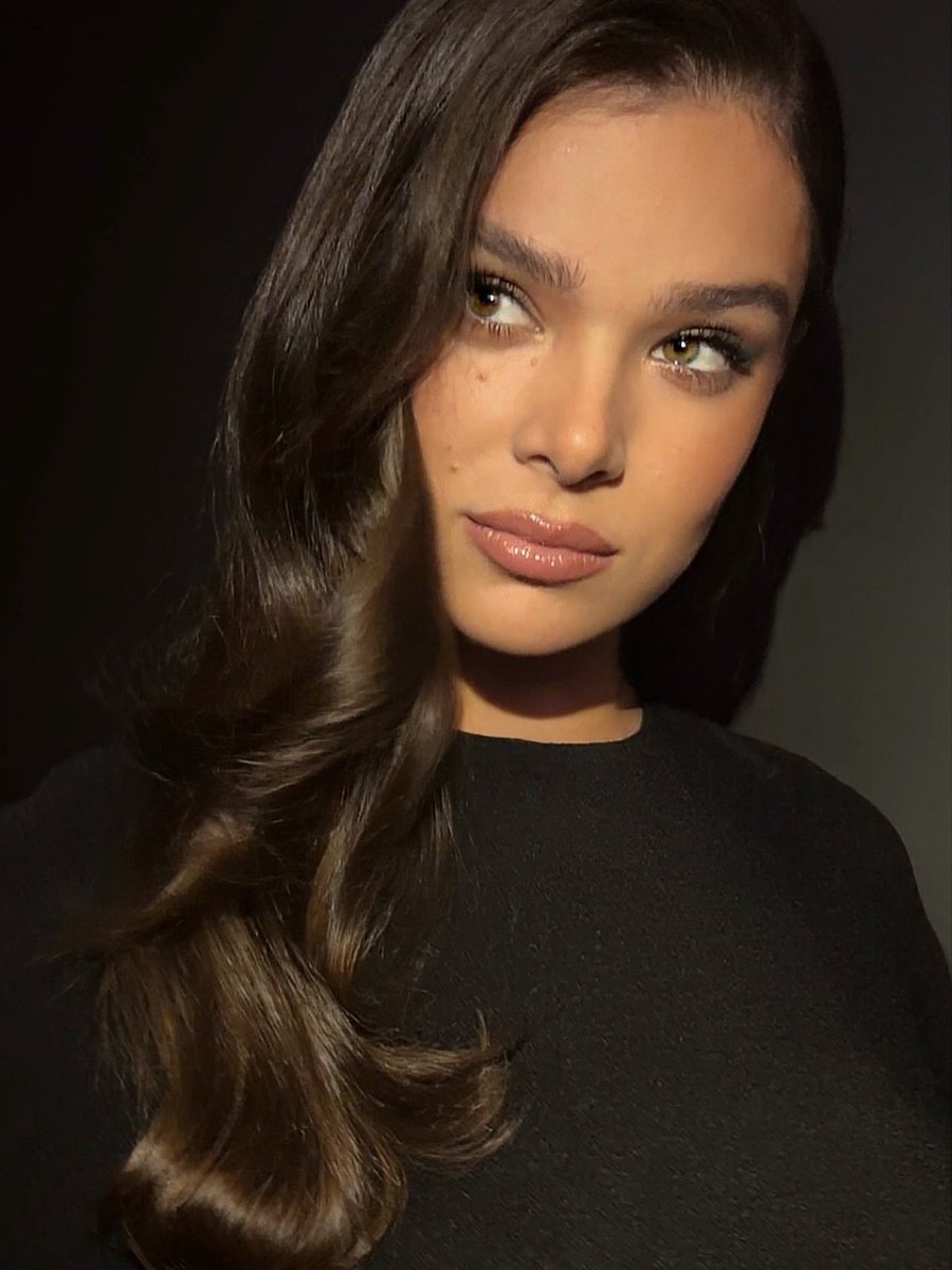 JumpTrailers's tweet photo. Hailee Steinfeld looking radiant and serving face card for the Glimmer Launch event, these are the shots. https://t.co/wOhIkhQwuq