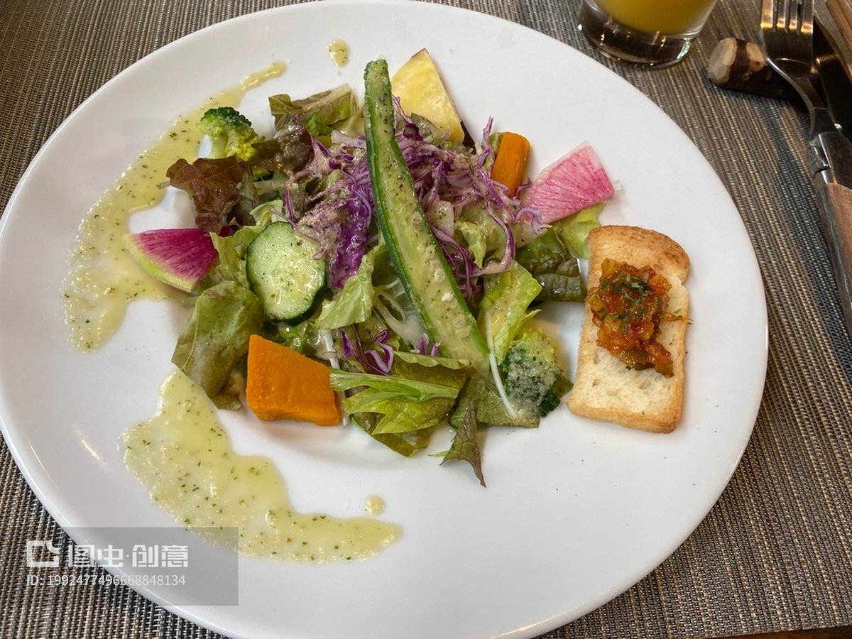 RoqueRecupero's tweet photo. A quick, delicious 20-min zucchini u0026 chicken salad with lemon vinaigrette—light, protein-packed, perfect for your midweek fat loss meal prep! https://t.co/7NuPSXer3y