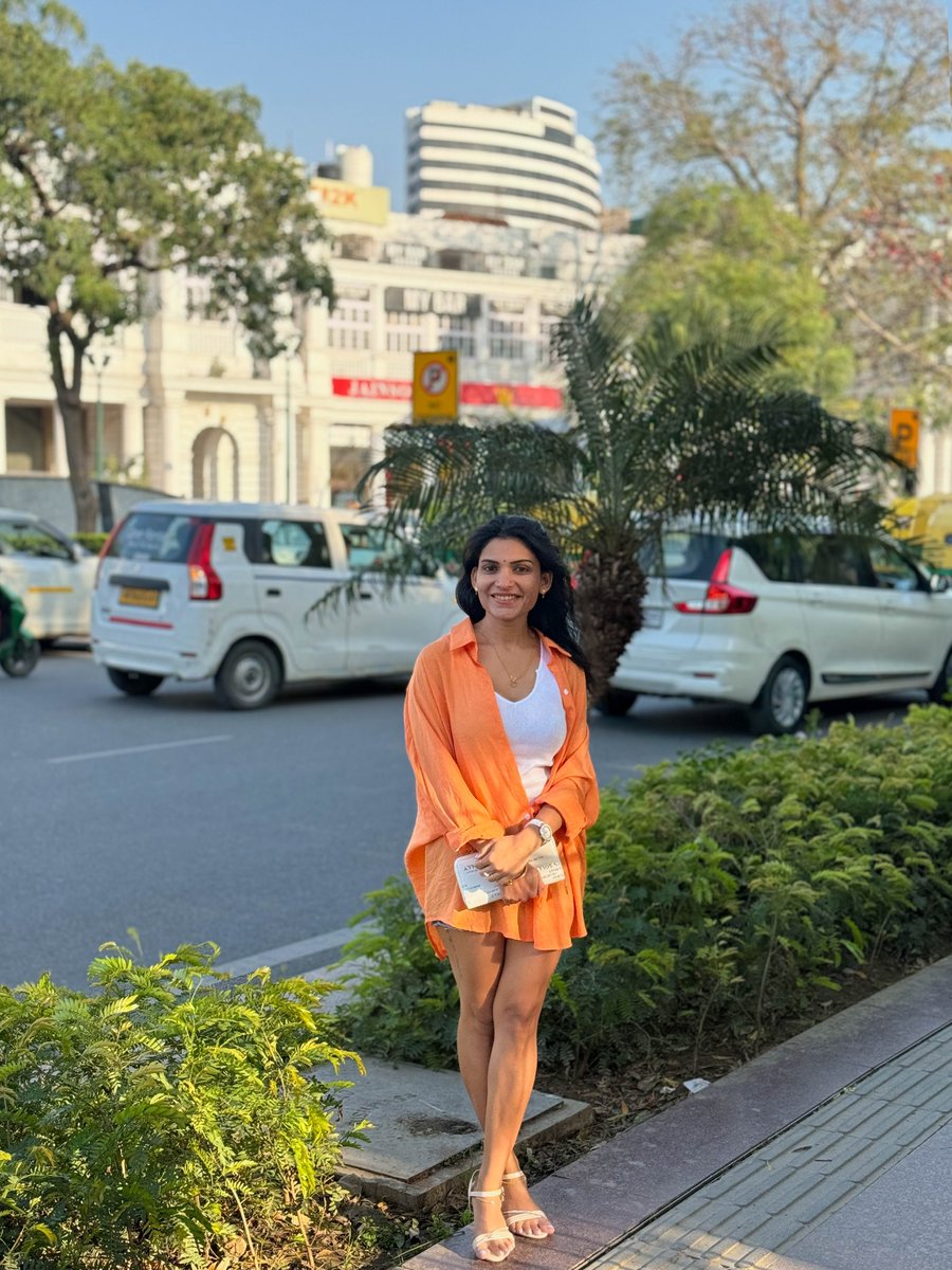 iresmiuniverse's tweet photo. Caught between a smile and a moment.. ✨🧡🤍 https://t.co/yHsGDpYxrq