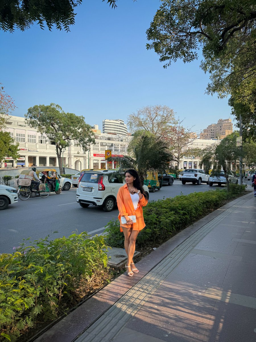 iresmiuniverse's tweet photo. Caught between a smile and a moment.. ✨🧡🤍 https://t.co/yHsGDpYxrq