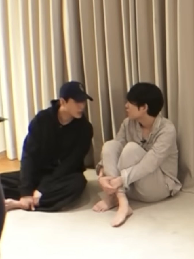 ypovve's tweet photo. 사람 많은 촬영장 한 쪽에서 이 구도 잡히는 거 영원히 좋아 https://t.co/bEKlLZ4st2