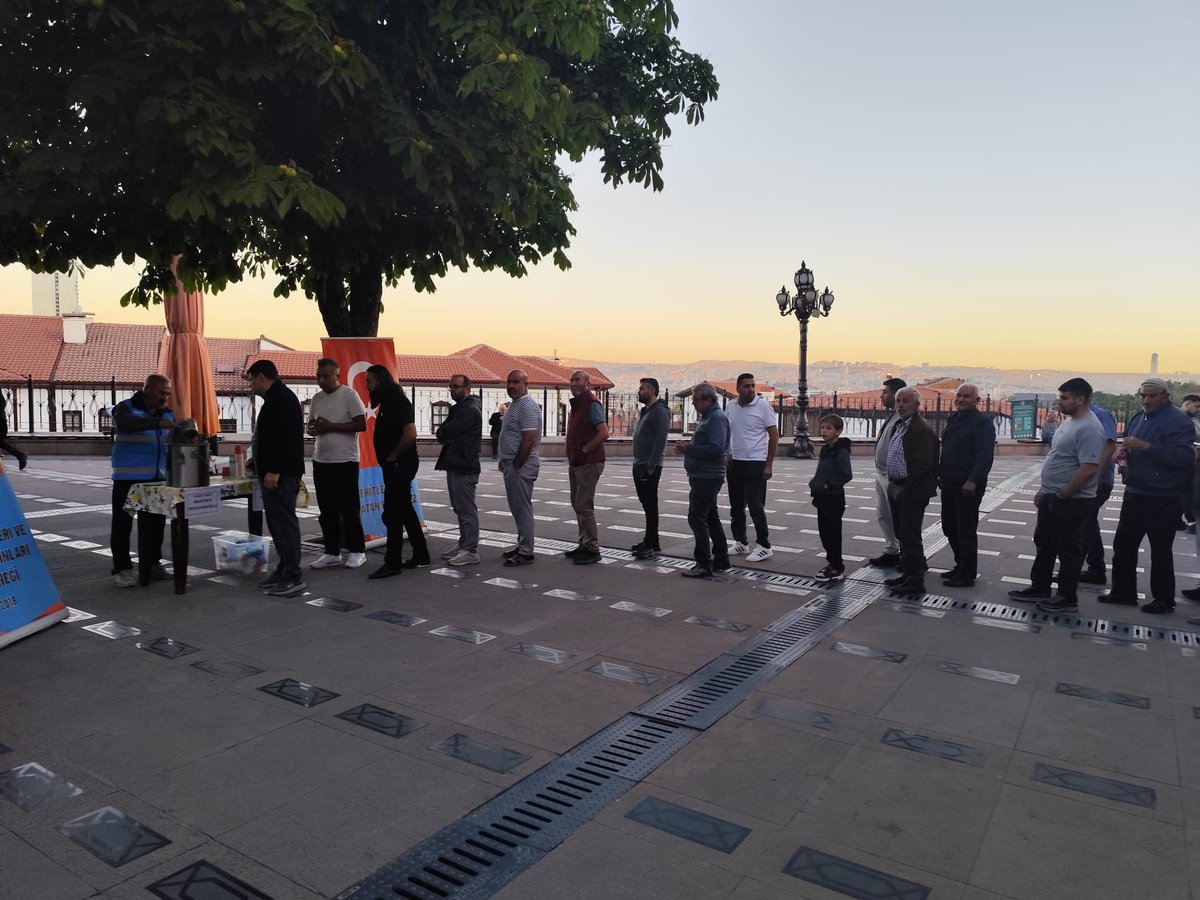 VatanGaziSehitD's tweet photo. 📍 Hacı Bayram Veli Cami
Derneğimiz her hafta olduğu gibi bu haftada,sabah namazı çıkışı Hacı Bayram Veli Cami’de Şehitlerimizin hayrına çorba ikramında bulunmuştur.

Şehitlerimize rahmet ve minnet ile.🇹🇷

@rterdogan @hasandogantr @mahinurozdemir @ztarikdaroglu #i̇yilikvar https://t.co/YObDrPgVeZ