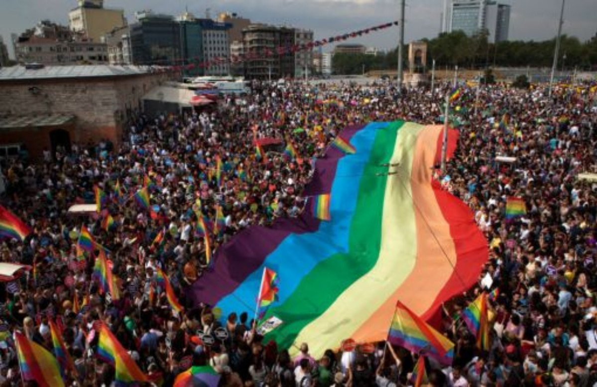 espresmi1's tweet photo. Şef tipi aile saldırısına karşı eşit ve özgür yaşamı savunuyoruz!

Yıllardır LGBTİ+’ların hak ve özgürlükleri için mücadele eden başta Kaos GL Derneği’nin üye ve yöneticileri olmak üzere çok sayıda LGBTİ+, “müstehcenlik suçu” gerekçesiyle bu sabah gözaltına alındı.

“Ailem Güvende” adı verilen bu saldırı, kadınların, çocukların ve LGBTİ+’ların şiddete, sömürüye ve katliamlara maruz bırakıldığı şef tipi aile düzenini tahkim etme saldırısıdır.

Devlet, “aile” adı altında kadınların ve LGBTİ+’ların yaşamlarını, bedenlerini ve özgürlüklerini denetlemek istiyor. Kaos GL şahsında gerçekleştirilen saldırının hedefinde yalnızca bir dernek değil, LGBTİ+’ların varlığı, hakları ve özgürlükleri vardır. Bu saldırıya sessiz kalmayacak, şef tipi aileye karşı eşit ve özgür yaşamı savunacağız.

Gözaltılar derhal serbest bırakılsın!
Kaos GL yalnız değildir!
LGBTİ+’lar yalnız değildir!
