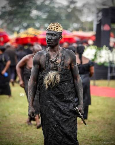 nanakyidomhene's tweet photo. You hate being called a NIGER and yet you are claiming BLACNESS. You claim to be the originator of cornrows yet you have no native word for it. You cry when white people paint their faces black but we embrace it because it is who we are. Enough of the division and hatred! https://t.co/YUfzKWx4ER