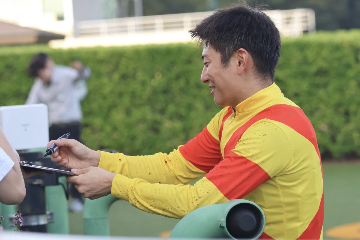 Dodeuce_Equinox's tweet photo. セントライト記念を勝利してサインを全員に書いた原優介騎手

このあと18時から始まる横浜-巨人戦を見に行くと言ってました

横浜ファンと前から言ってましたが、
いい気分で野球観戦できそうですね https://t.co/HGborscnTT