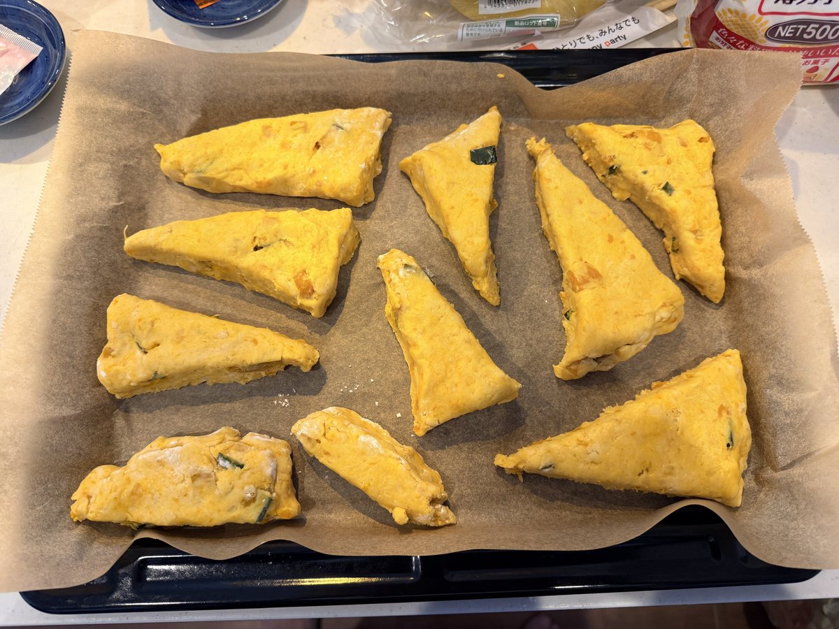 Natsume____'s tweet photo. 秋なのでかぼちゃのスコーンを作った！
今から食べるー https://t.co/wQgTOUR3wB