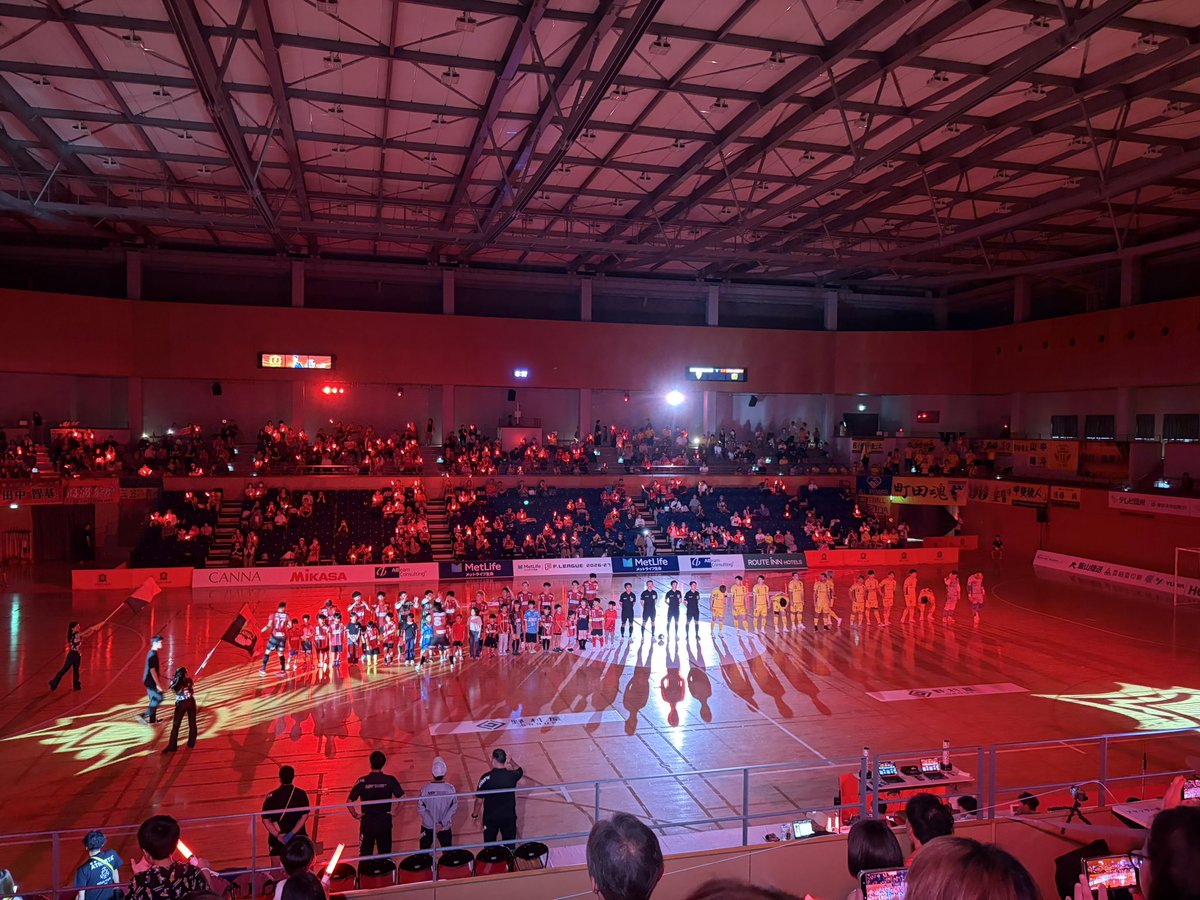 friedoyster19's tweet photo. ということで本日は初めて訪れた #ことぶきアリーナ千曲 で フットサルFリーグ #ボアルース長野 対 #ペスカドーラ町田 を観戦。
きれいで、まずまず見やすいアリーナと長野を応援する皆さんの一体感を感じました🎌 https://t.co/5nOsbCQMYq