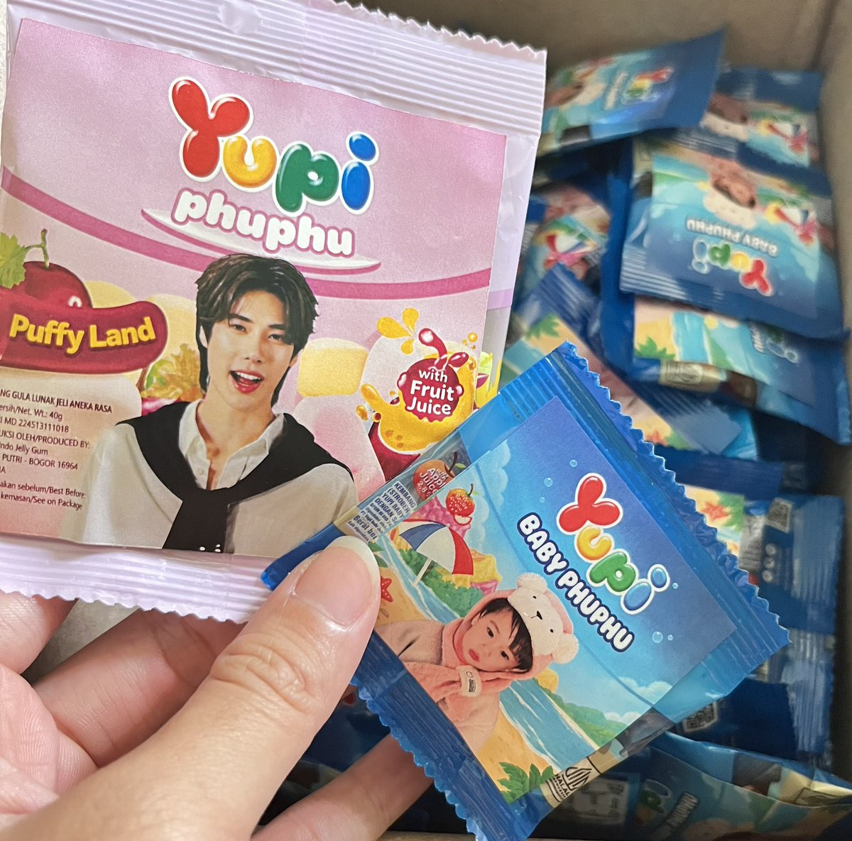 seaflowerkl's tweet photo. sekarang ada versi mininyaaa😍🤏🏻
demi apapun gemes banget liatnya😙🤏🏻
ini buat opsi kedua kalo friebies pertama abis

#2026Phuwin1stFanconIndonesia https://t.co/6e5g97jLGy