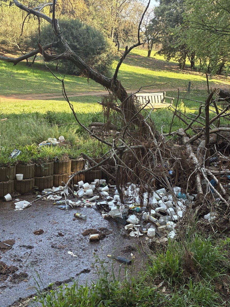 GTalevi's tweet photo. Guys, the amount of litter that is being allowed to choke our waterways is just a disgrace. This is Emmarentia; and while you could do a lot better @JoburgParksZoo it’s the whole of @CityofJoburgZA that needs to act. https://t.co/poVQzbkDKz