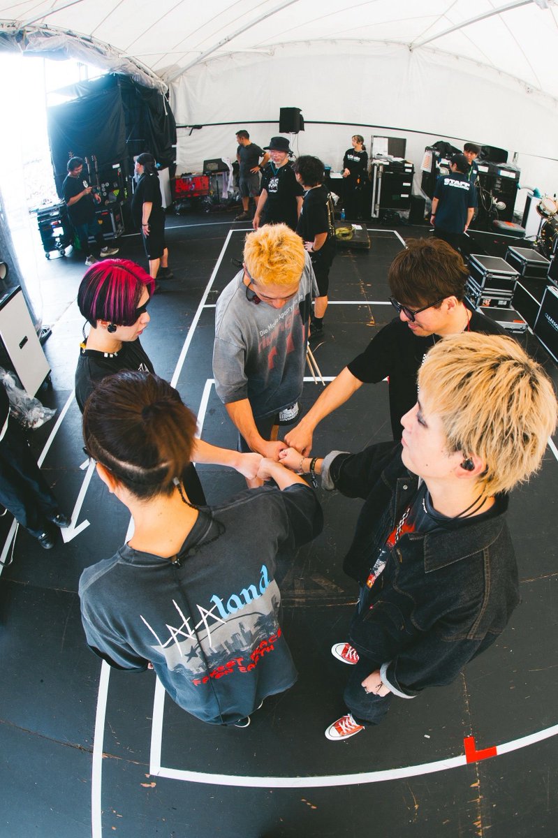 MOMIKENSPYAIR's tweet photo. 蒲郡最後の #TREASURE05X ありがとう！！
色んな想い出をここで作ってきました。その最後の日を共に出来たのは本当に嬉しかったです。
イベント自体は形を変えて続いていくと思う
でも、ここで描いた景色は自分たちの
そして、来てたあなた達の中でしか生きていけないんだ
って思ったエモい俺

#SPYAIR https://t.co/B296fhVbkY