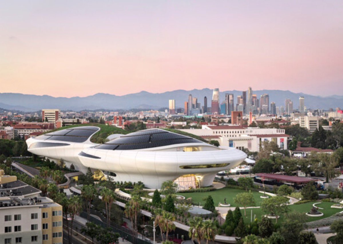 HomedirectCh's tweet photo. Los Angeles : le musée à 1 milliard de George Lucas ouvre dans neuf jours

Le Lucas Museum of Narrative Art ouvrira officiellement le 22 septembre 2026 à Exposition Park, Los Angeles. Le bâtiment de MAD Architects, dirigé par Ma Yansong, développe environ 27 900 m² sur un site paysager de 4,5 hectares. Il comprendra galeries, deux salles de spectacle, bibliothèque, restaurants et espaces événementiels.

Le projet, financé par George Lucas et Mellody Hobson, représente un investissement annoncé autour de 1 milliard de dollars et possède une silhouette flottante presque dépourvue d’angles droits. https://t.co/EaQJiNKesA