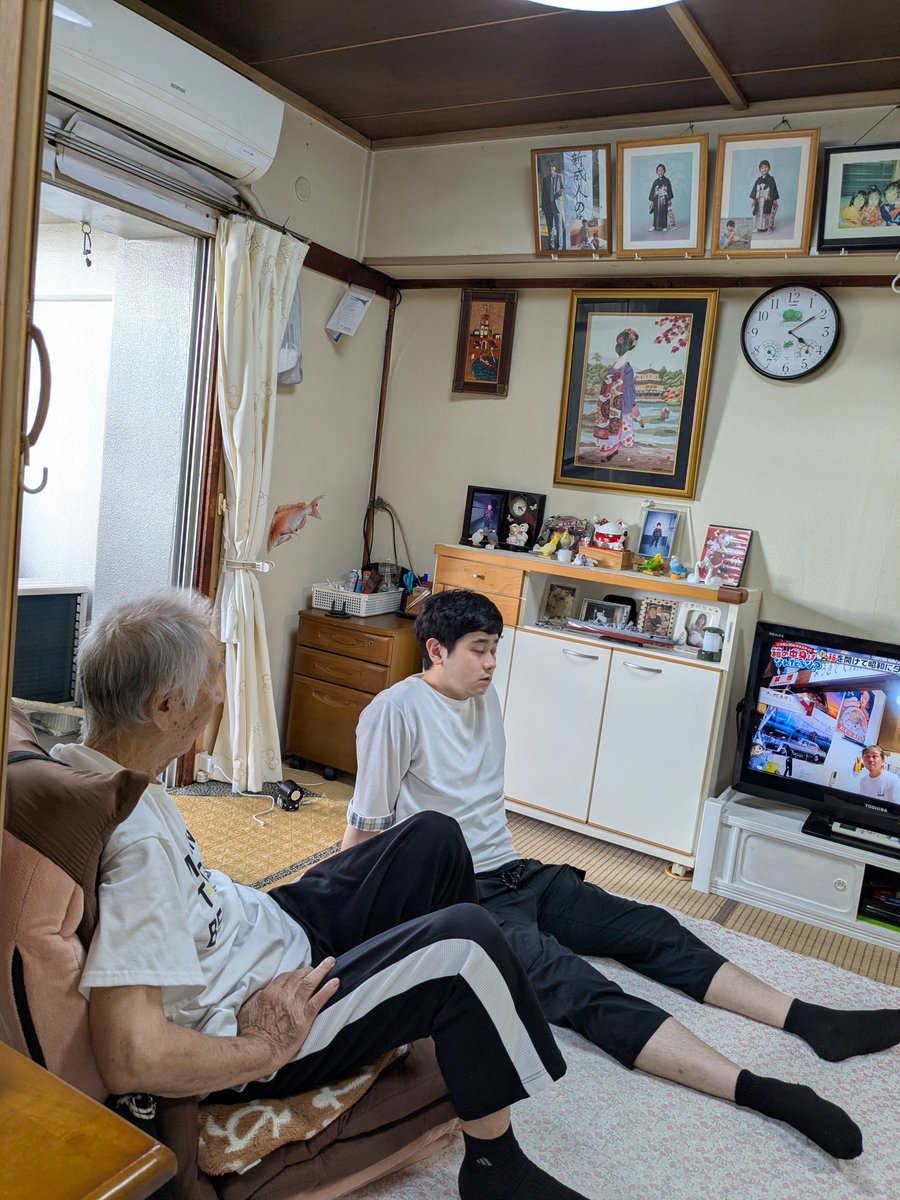 _attomama's tweet photo. 今日は父の89歳の誕生日🎉
それなりにガタはきてますが😅
元気に一人暮らししてくれてます💦一緒に住めればと考え中🤔
後ろのボテっとしてるのは我が息子w
楽しく誕生日会👍
元気に90歳の誕生日迎えれるよう
お空のばぁばに🙏です😊 https://t.co/bTRHnvs3Sj