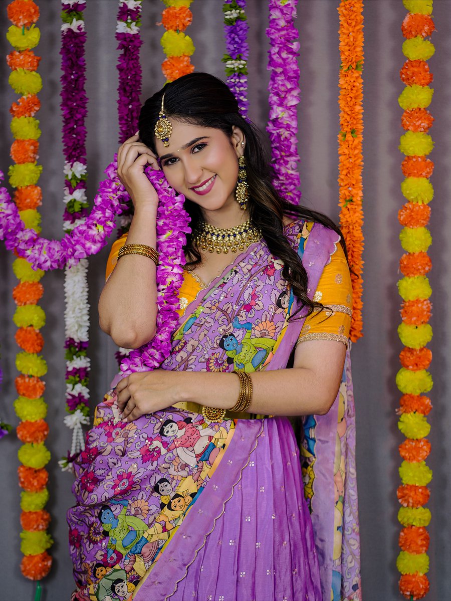 crisalejandras's tweet photo. ಬೆಳಕಿನ ಹಬ್ಬದ ಹಾರ್ದಿಕ ಶುಭಾಶಯಗಳು🧨
So happy to create this festive Deepavali look for a talented artist💕
Loved adding that perfect glow to match the spirit of lights and celebration🦋🫧
°
°
°
°
Mua: @makeoverwith_sindhu_
@wedmegood https://t.co/CgRuINc5kW