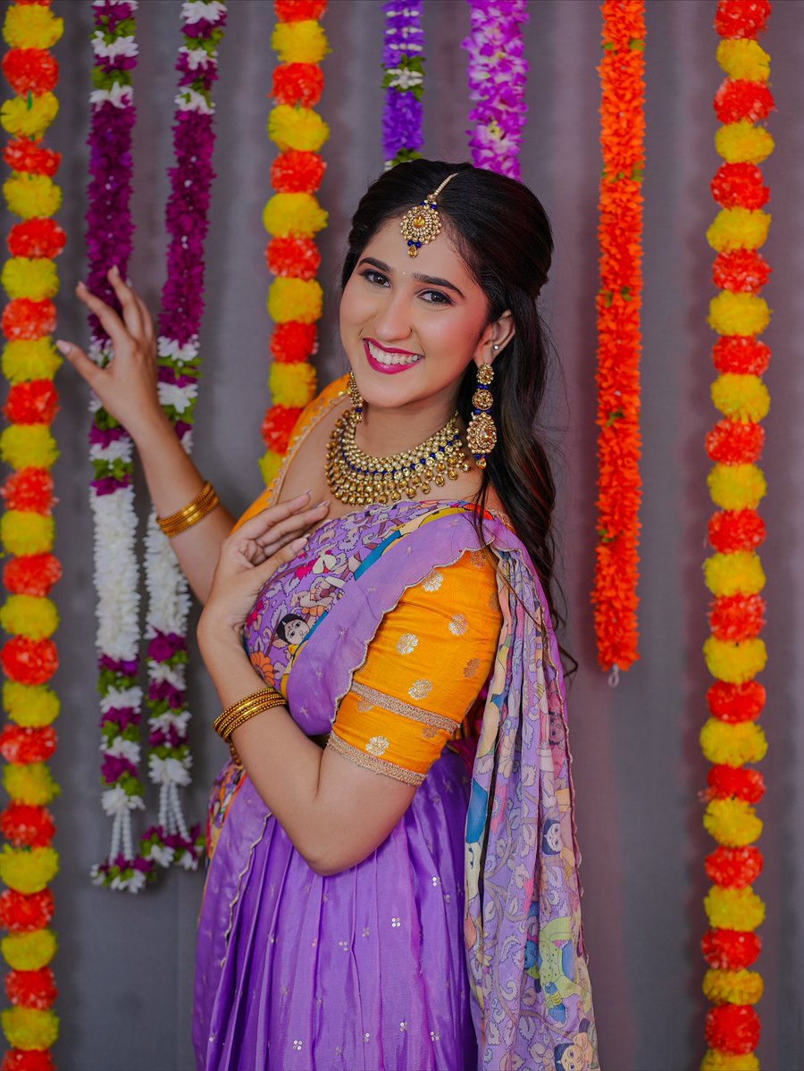 crisalejandras's tweet photo. ಬೆಳಕಿನ ಹಬ್ಬದ ಹಾರ್ದಿಕ ಶುಭಾಶಯಗಳು🧨
So happy to create this festive Deepavali look for a talented artist💕
Loved adding that perfect glow to match the spirit of lights and celebration🦋🫧
°
°
°
°
Mua: @makeoverwith_sindhu_
@wedmegood https://t.co/CgRuINc5kW
