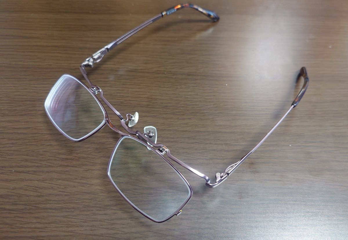 ZUBARISUTO's tweet photo. 近眼＋老眼対策として跳ね上げ式のメガネを導入😉
これまで出先で外したメガネを持ちながら見るっていうの���面��だったんですが、これなら模型イベントで重宝しそうです😉 https://t.co/jsOCaC2rv3