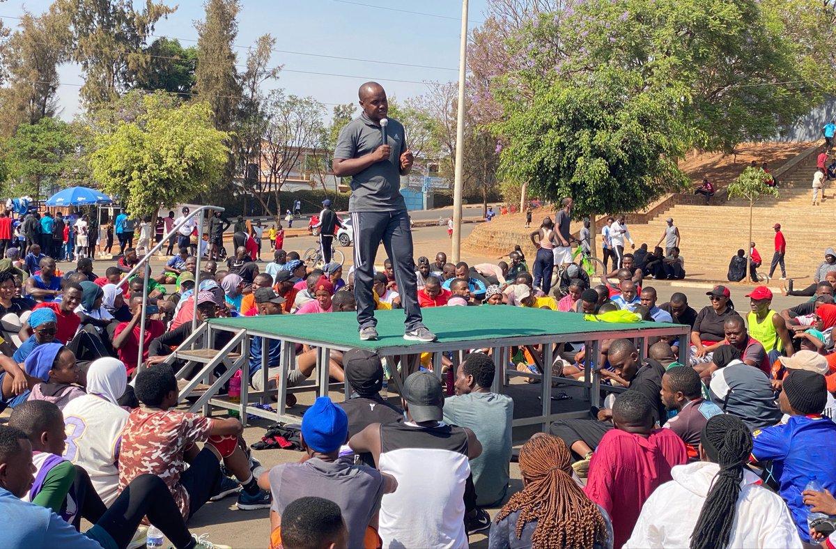 NyakabandaSec's tweet photo. Muri #SiporoRusange yabereye kuri Pele Stadium, Umuyobozi Nshingwabikorwa w’Akarere ka Nyarugenge yibukije abaturage;

➡️Kohereza abana ku ishuri, 
➡️Kurwanya inzoga zitemewe, ➡️kwipimisha kanseri y’inkondo y’umura ➡️Gukomeza kwitabira gahunda za Leta.

#SiporoRusange https://t.co/1LyxUCkfcn