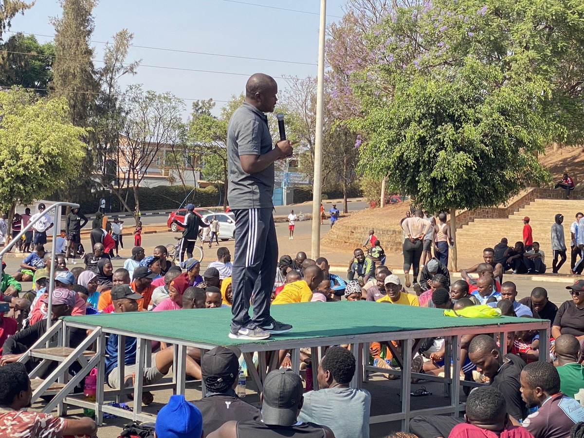NyakabandaSec's tweet photo. Muri #SiporoRusange yabereye kuri Pele Stadium, Umuyobozi Nshingwabikorwa w’Akarere ka Nyarugenge yibukije abaturage;

➡️Kohereza abana ku ishuri, 
➡️Kurwanya inzoga zitemewe, ➡️kwipimisha kanseri y’inkondo y’umura ➡️Gukomeza kwitabira gahunda za Leta.

#SiporoRusange https://t.co/1LyxUCkfcn