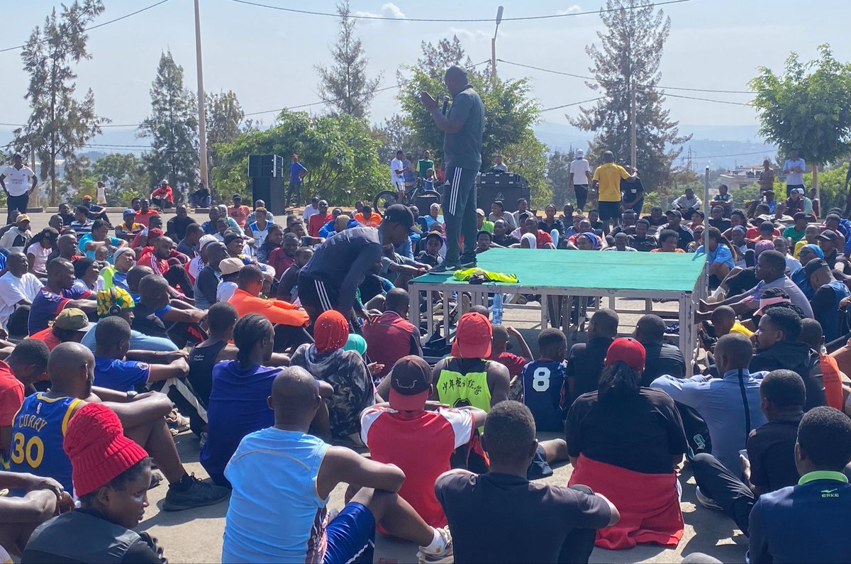 NyakabandaSec's tweet photo. Muri #SiporoRusange yabereye kuri Pele Stadium, Umuyobozi Nshingwabikorwa w’Akarere ka Nyarugenge yibukije abaturage;

➡️Kohereza abana ku ishuri, 
➡️Kurwanya inzoga zitemewe, ➡️kwipimisha kanseri y’inkondo y’umura ➡️Gukomeza kwitabira gahunda za Leta.

#SiporoRusange https://t.co/1LyxUCkfcn