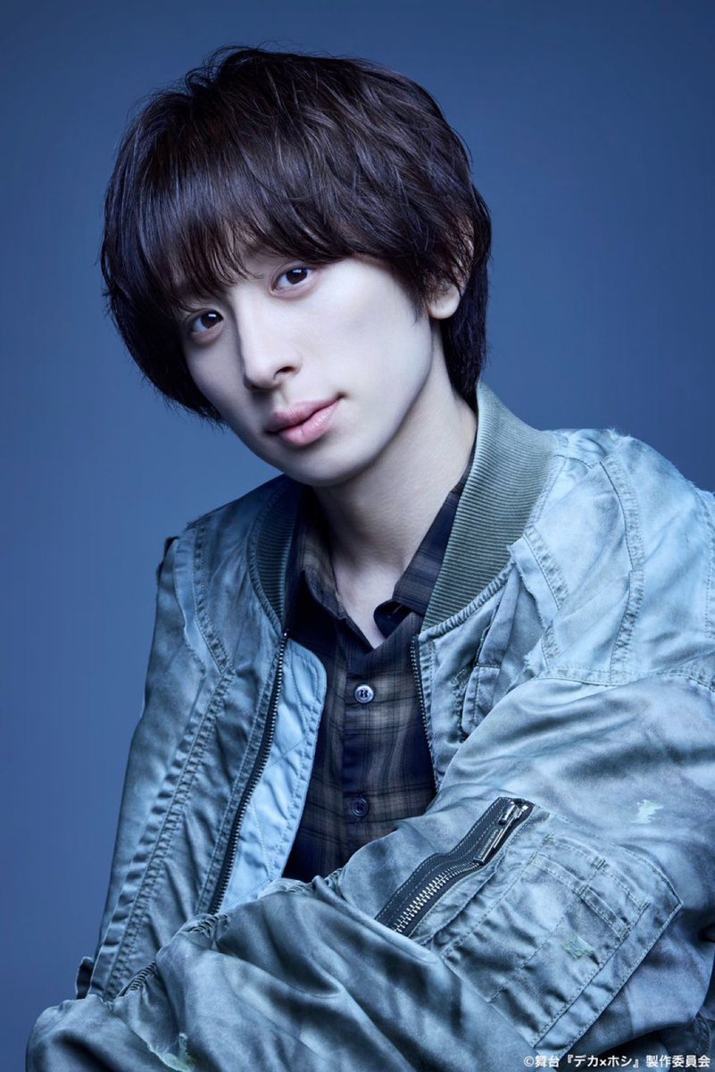 chitosefuna29's tweet photo. 👮 #舞台デカホシ 🌟

🎫一般席（当日引換券）
🎫見切れ席
🎫リピーター席

＼全部買ってみたヲタクが解説／

🌟今からでも買えるチケットまとめ🌟

#MATSURI
#SHOW_WA

━━━━━━━━━━━━━━

🎫一般席（当日引換券）

🎯初見さんに一番おすすめ！

人気の日だったため、M列の真ん中より上手側でした！

J〜P列くらいなのかなーと思います！

開演直前まで座席がわからないドキドキ感！
何より目線の高さがちょうど良くて、たくさん目が合う感覚はこのくらいの列かも！💓

舞台全体を見やすく、ストーリーを一番楽しめるのはこの買い方だと思います！

━━━━━━━━━━━━━━

🎫見切れ席

👀推しを近くで見たい人向け！

まさかの最前列超下手でした！

友人はB列超下手を引いてました。
2回目以降の人に超おすすめ買い方！
見切れな分、一般席より前にいける、
一般席では見えないところが見えちゃう！
ネタバレになるからかけないけど、

「推しのここが見えた💓」

「推しが実はこんな仕事してた💓」

が沢山見えた贅沢なお席でした。

ただ見えないシーンは結構あるので
初回の人にはおすすめできないかも💦

先着順で前から埋めていってると思うので人気な日の前列はもう出てる可能性あり。
（一般席よりは前列になるとは思いますが）

前列がまだ埋まってない日を引き当てる運も必要かもしれないです！
運ゲーガチャ楽しみたい方はぜひ🎶

友人は一昨日買ってホシでB引き当てたので参考にどうぞ！

━━━━━━━━━━━━━━

🎫リピーター席

💰最安値＆座席選択可能！

終演後だけ購入できる次回公演のチケット！
手数料がかからないので最安値で買えます✨

なんと座席が選べます！結構良席ありました！

その場で決断しなきゃいけないのは難しいけど……

行かなかった後悔って意外と引きずるので（？）

迷っているなら買っちゃいましょう💓

━━━━━━━━━━━━━━

🍒どれを買うか迷ってる人の参考になればうれしいです！
デカ編ホシ編まっっっじで両方見て欲しい！！！
