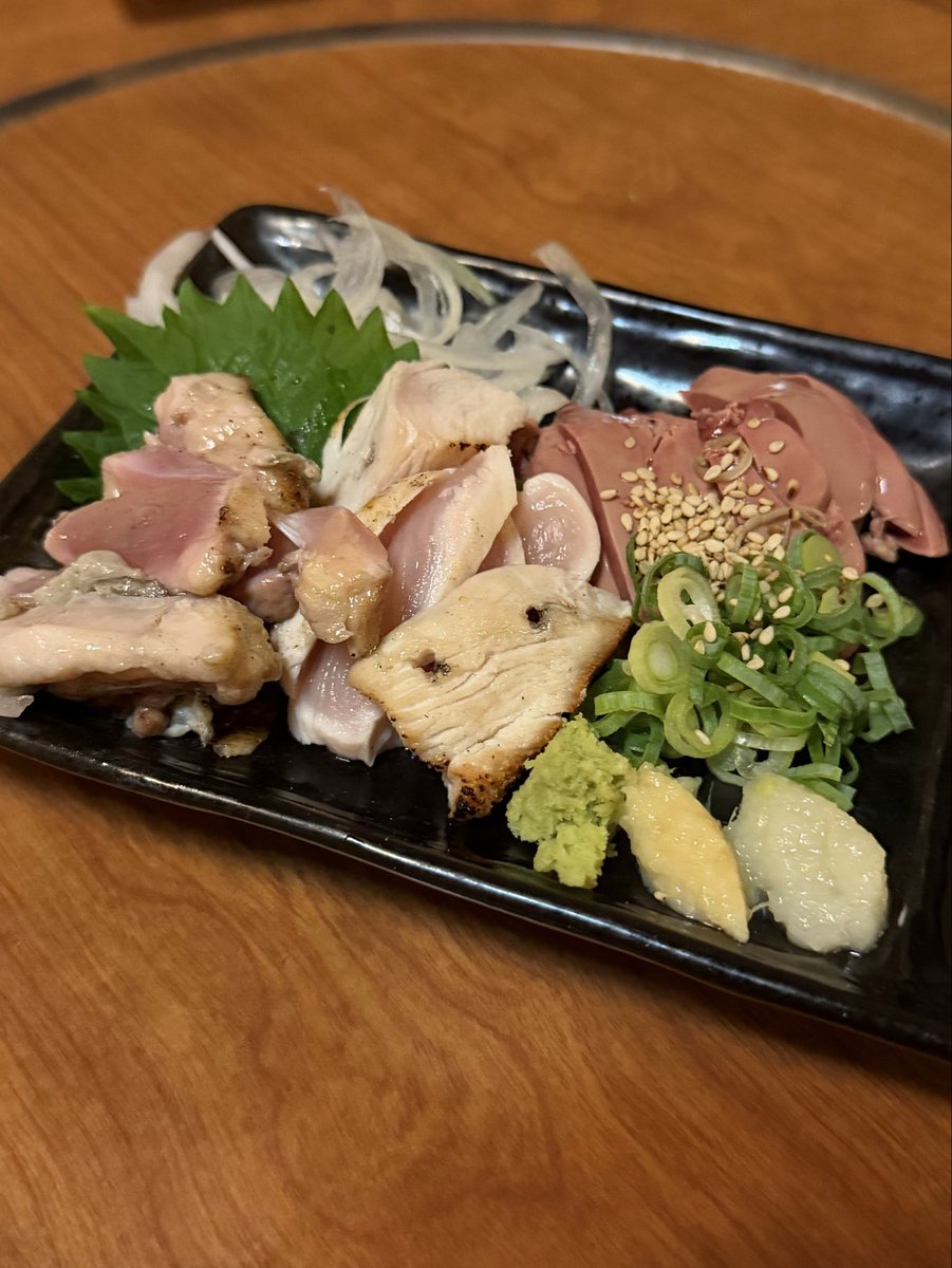 reiranran9214's tweet photo. ほぼ380円均一の炭火焼き鶏居酒屋。
鶏料理はもちろんのこと魚や創作料理も豊富でなんでも揃ってました🤤
炙り地鶏お造り3種盛りは500円台でしたが、これは必須！！

📝 あさ香 守口店
大阪府守口市日吉町2-3-4 https://t.co/Lf7tvp95ML