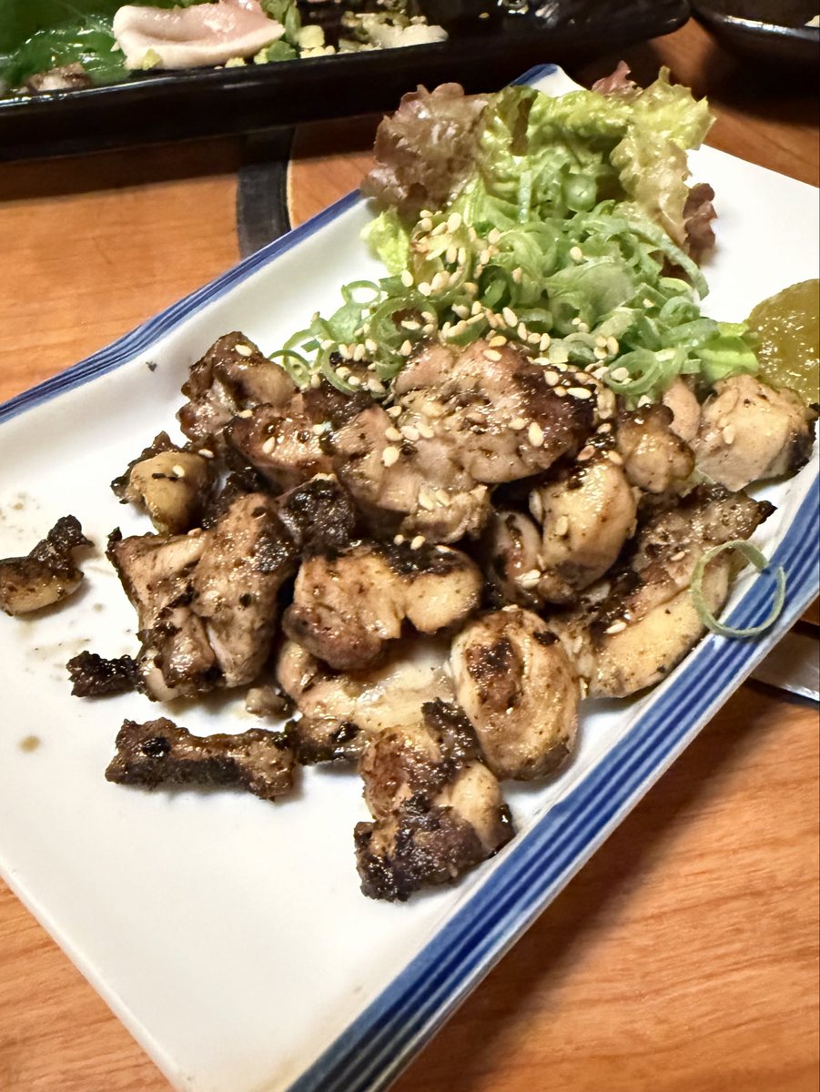 reiranran9214's tweet photo. ほぼ380円均一の炭火焼き鶏居酒屋。
鶏料理はもちろんのこと魚や創作料理も豊富でなんでも揃ってました🤤
炙り地鶏お造り3種盛りは500円台でしたが、これは必須！！

📝 あさ香 守口店
大阪府守口市日吉町2-3-4 https://t.co/Lf7tvp95ML
