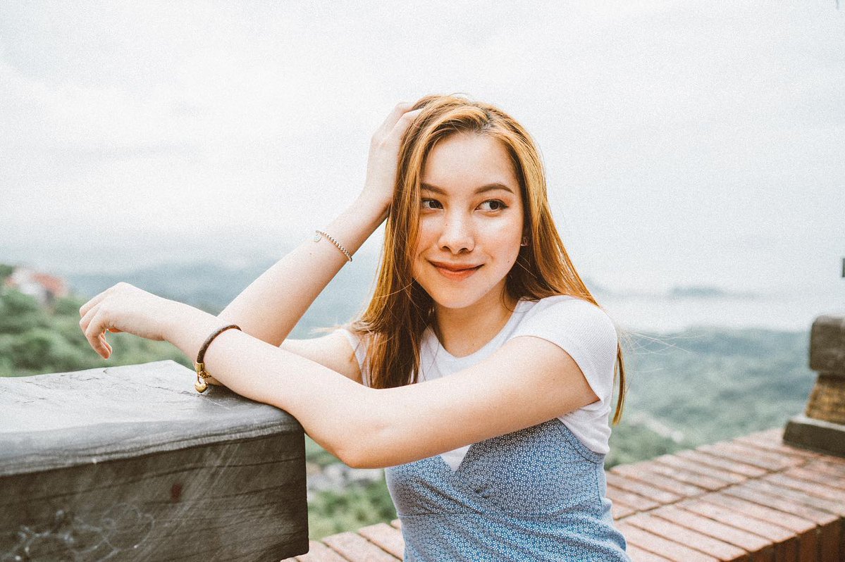 Busraustnda's tweet photo. Anh có tin vào tình yêu từ cái nhìn đầu tiên không? Hay để em đi qua lần nữa 😉 https://t.co/ezaCJVmbtD