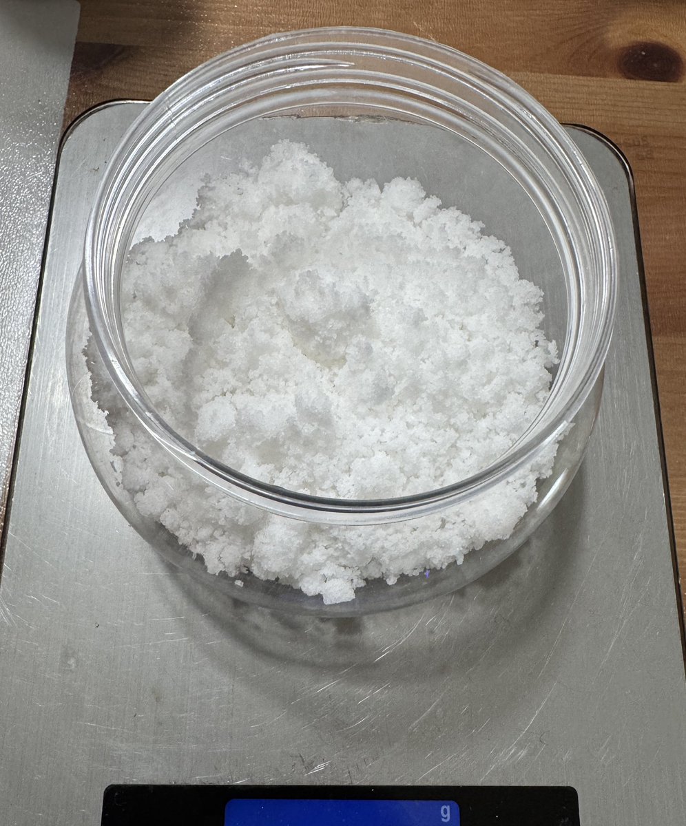 tsukouta_lab's tweet photo. 水槽の水換え中
下にひいている砂も汚れ目立ってきているから、どうにかしないといけないな🤔 https://t.co/GvMVKGL2AR