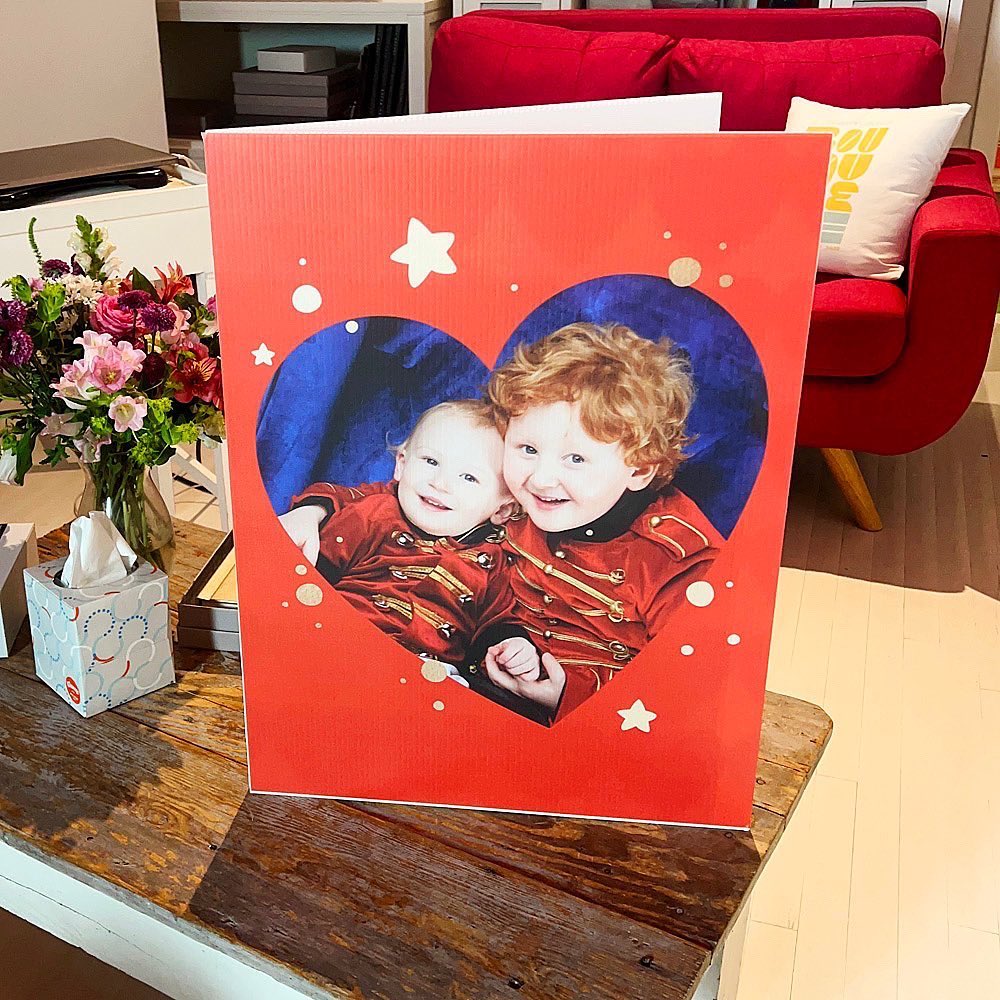 SopeiroNem's tweet photo. Hallmark likes to say "when you care enough to send the very best" about their cards. We'd like to modify it to "when you care enough to send the very best - and the biggest! "
We’ve got a jumbo-sized card for your jumbo-sized love. 🤗
Know someone https://t.co/NIscu5oV2P