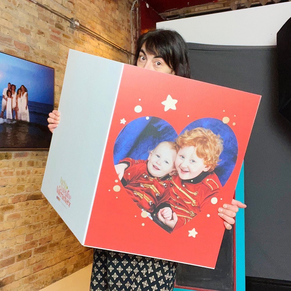 SopeiroNem's tweet photo. Hallmark likes to say "when you care enough to send the very best" about their cards. We'd like to modify it to "when you care enough to send the very best - and the biggest! "
We’ve got a jumbo-sized card for your jumbo-sized love. 🤗
Know someone https://t.co/NIscu5oV2P
