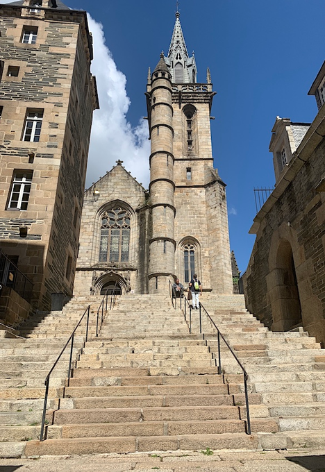 CLL49's tweet photo. Légendes des photos* de L'#Église Saint-Melaine de #Morlaix
1  Vue d'ensemble de l'église, au centre-ville, au pied du viaduc ferroviaire
2 Nef de l'église
3 Baptistère à baldaquin
4 L'église et son escalier
* Photos 1 et 3 via Wikipédia
Photos 2 et 4 via https://t.co/TNYH00ktZl https://t.co/0nOgesNArq
