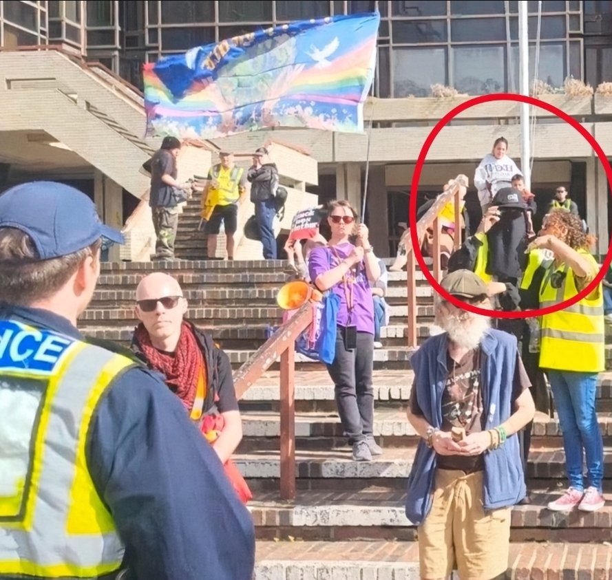 DrowningGenX's tweet photo. Whats the difference between these two? 
The one getting arrested is a "far right" protester.
The one not getting arrested is a "far left" protester.
@ShabanaMahmood WE SEE YOU.
#TwoTierPolicing #TwoTierUK
#TwoTierMahmood https://t.co/Ua7r8E4FiY