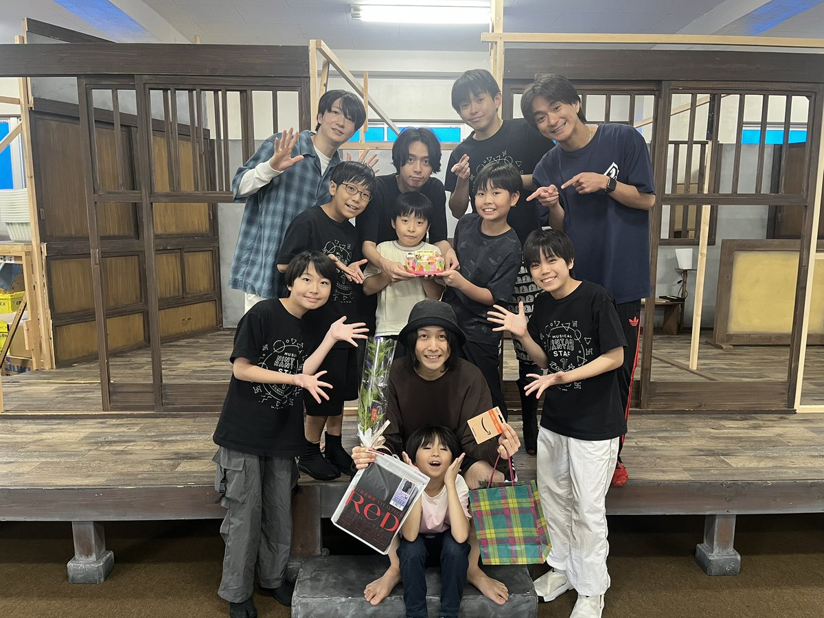 taiga2449's tweet photo. 長屋物語再演。
稽古全て終了しました。
そして本日は我らが久下さんの誕生日。みんなでお祝いしました。

帰り道、近所でお祭りがやってたのでちょろっと楽しみましたとさ。
先に帰ってた透くんが羨ましがってました〜。 https://t.co/p3b4jZ8y2e