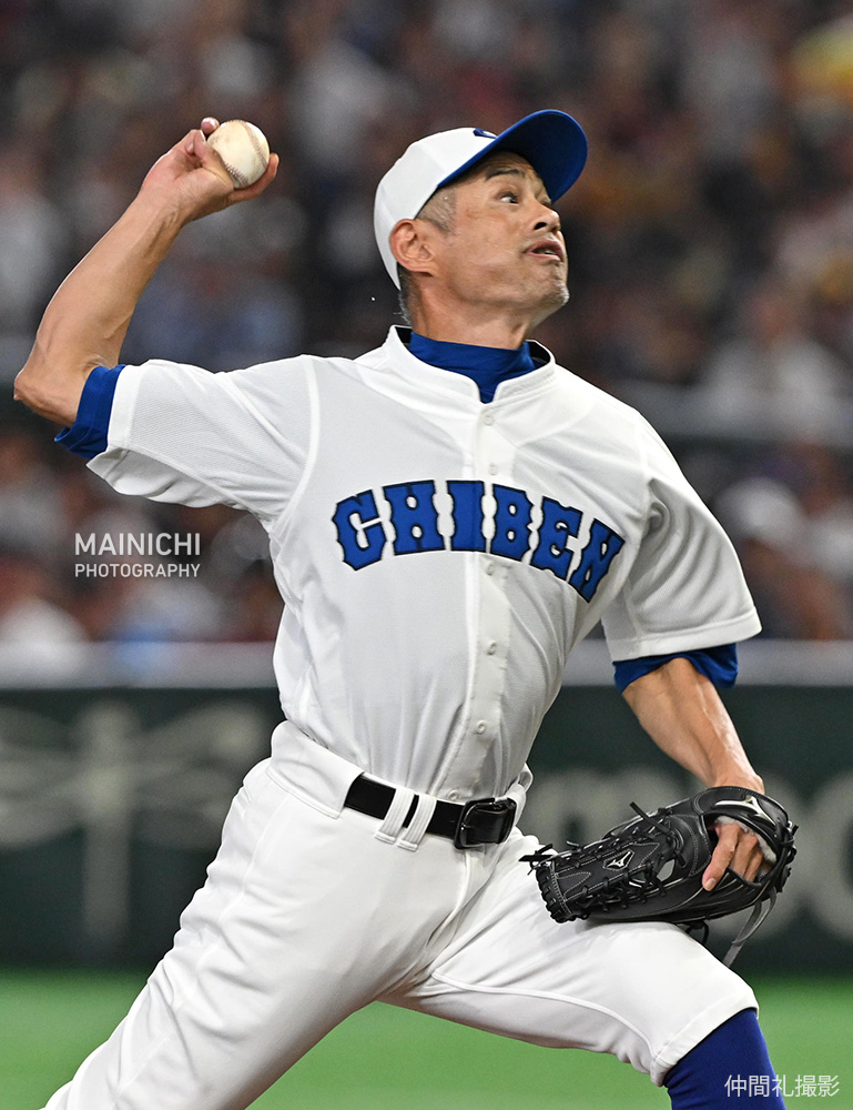mainichiphoto's tweet photo. イチローさん率いる「イチロー選抜ＫＯＢＥ ＣＨＩＢＥＮ」が高校野球女子選抜との試合を行いました。
試合には、松井秀喜さんや松井稼頭央さんらが出場しました。

写真特集⚾️https://t.co/LYx7faK8V6 https://t.co/Aqs2AMEN7K