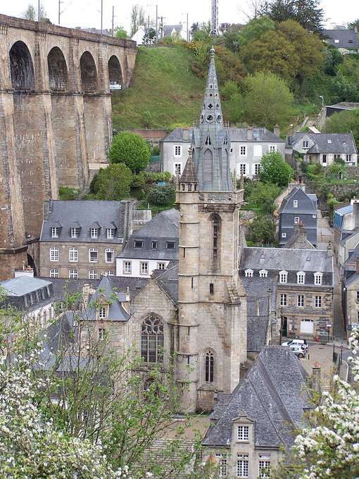 CLL49's tweet photo. Légendes des photos* de L'#Église Saint-Melaine de #Morlaix
1  Vue d'ensemble de l'église, au centre-ville, au pied du viaduc ferroviaire
2 Nef de l'église
3 Baptistère à baldaquin
4 L'église et son escalier
* Photos 1 et 3 via Wikipédia
Photos 2 et 4 via https://t.co/TNYH00ktZl https://t.co/0nOgesNArq