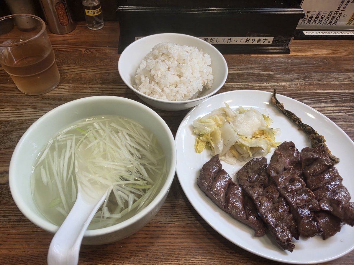 raguna_rock's tweet photo. 今日のお昼は牛タンでした！
川崎の杉作という老舗店、美味でした！ https://t.co/C8vMHdL806