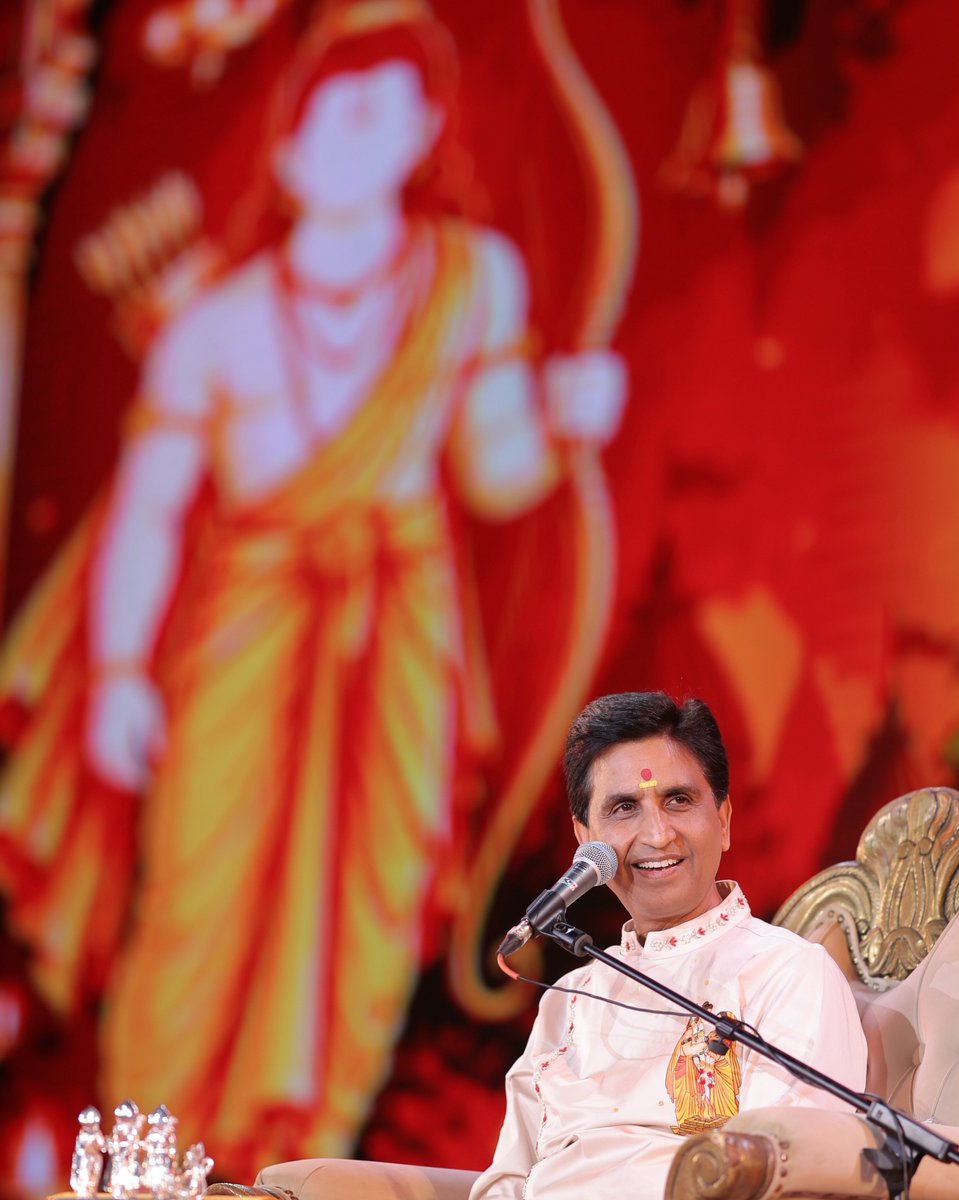 DrKumarVishwas's tweet photo. कुअँरु कुअँरि कल भावँरि देहीं। नयन लाभु सब सादर लेहीं॥
जाइ न बरनि मनोहर जोरी। जो उपमा कछु कहौं सो थोरी॥
जनकपुरी की उस पुण्य बेला में जब माता जानकी की दृष्टि पहली बार रघुवर पर ठहरी होगी, उस क्षण की कल्पना मात्र से मन भाव-विभोर हो उठता है। कोलकाता में #ApneApneRam के द्वितीय सत्र में मंगलगीतों की स्वर-लहरियाँ, नृत्य की भाव-भंगिमाएँ और जयघोष से गुंजायमान वातावरण ने भारतेश्वरी मां सीता और राघवेंद्र सरकार के परिणय-प्रसंग को केवल प्रस्तुति मात्र नहीं रहने दिया, बल्कि श्रद्धा और उल्लास के ऐसे संगम में परिणत कर दिया, जहाँ प्रत्येक हृदय स्वयं को उस युग का सहभागी अनुभव कर रहा था।
माता सीता और भगवान रघुनंदन का परिणय भारतीय जीवन-दृष्टि में प्रेम, समर्पण, मर्यादा और सहधर्मिता के उस शाश्वत आदर्श का उत्सव है, जिसकी आभा युग बदलने के बाद भी उतनी ही उज्ज्वल है। 🙏❤️
आज सायंकाल भगवान के भव्य राज्याभिषेक के मंगल उत्सव में भी आप सभी की प्रतीक्षा रहेगी🙏