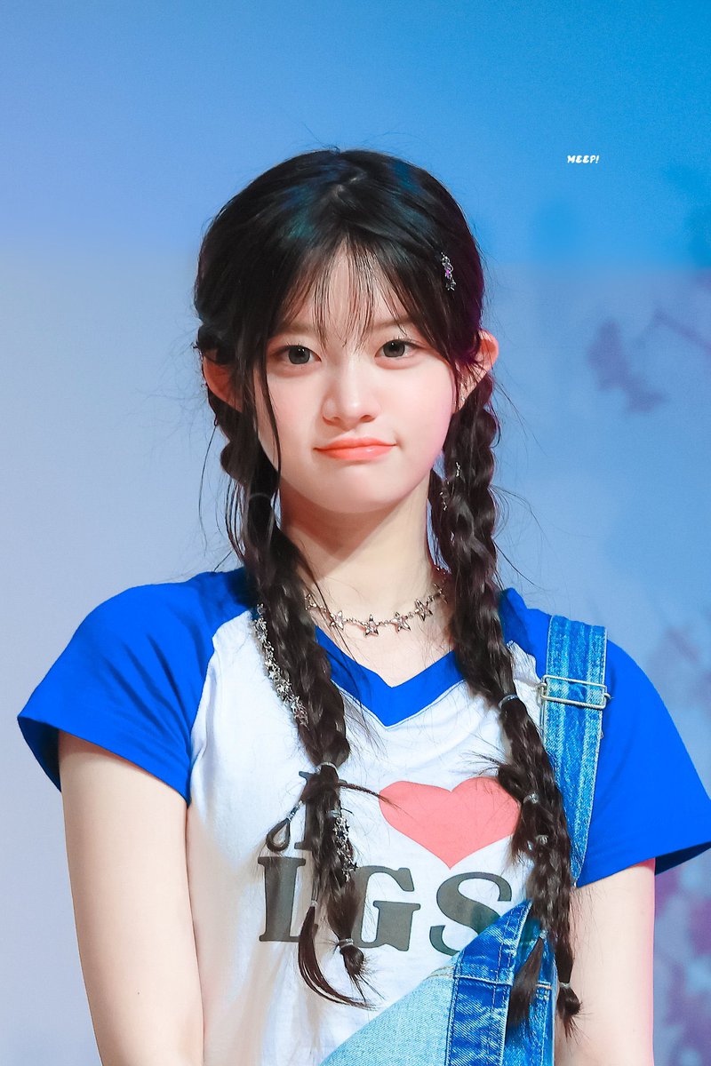 _mokachannn's tweet photo. 데뷔초 민주 진짜 볼살 미쳤음 볼살전쟁 우승 https://t.co/6bIWsZkdGW