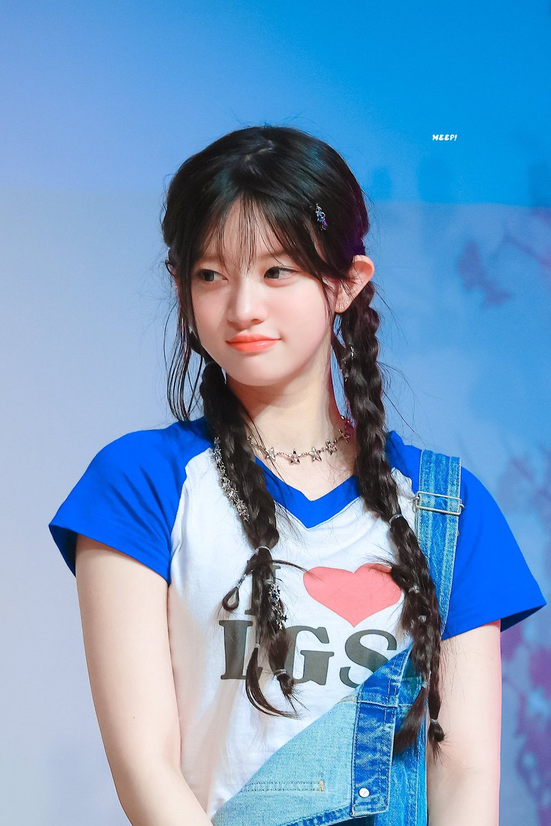 _mokachannn's tweet photo. 데뷔초 민주 진짜 볼살 미쳤음 볼살전쟁 우승 https://t.co/6bIWsZkdGW