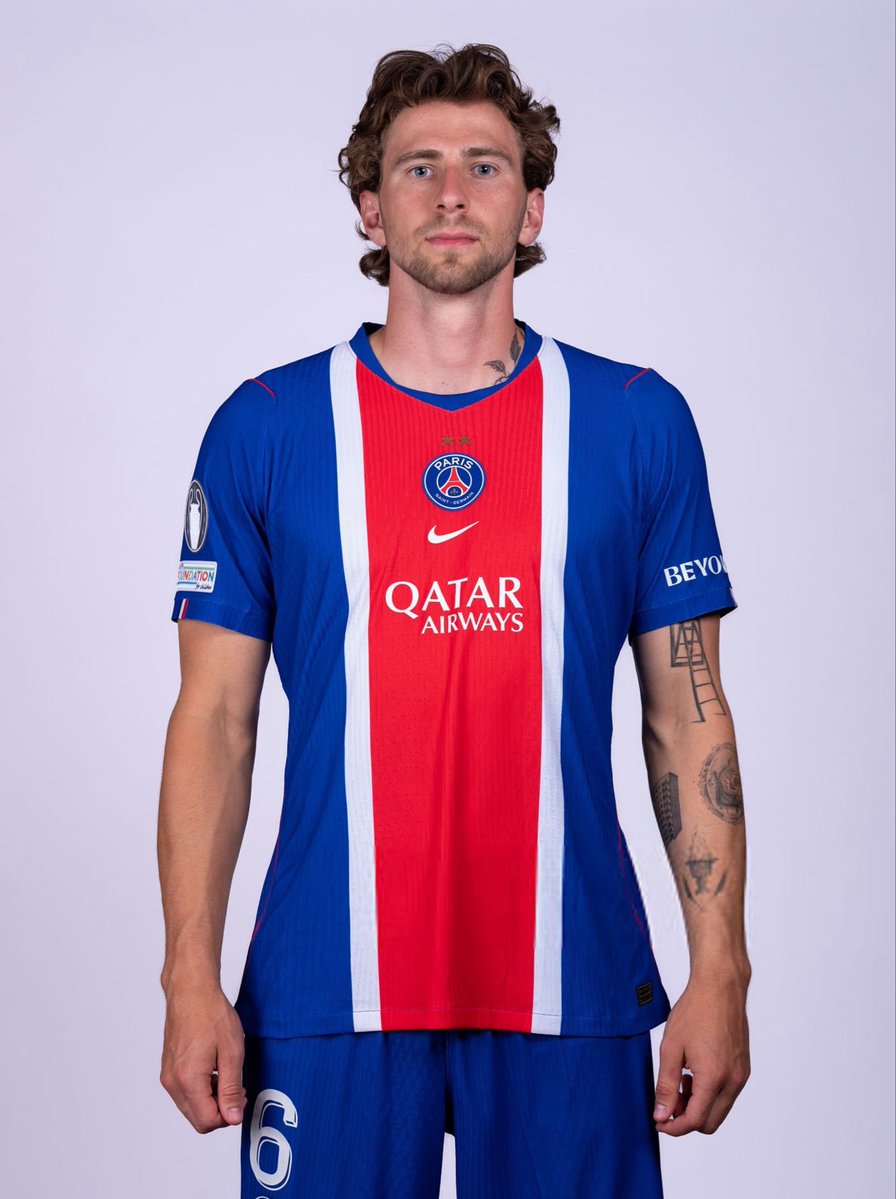 ActuFoot_'s tweet photo. 🚨 « IL EST LÀ DEPUIS UN AN MAIS JE NE VOIS PAS DE PROGRESSION… » 🥶

LE DUR CONSTAT d’Alain Roche sur Ilia ZABARNYI 🇺🇦 au PSG :

🗣️ « Il est dans une équipe dominatrice et peut-être que cette configuration ne lui convient pas…

Dans les équipes qui subissent, tu es acculé sur ta surface, tu as onze joueurs qui travaillent et par son jeu de tête, son agressivité, il pouvait tenir. 

À Paris, tu attaques, tu joues sur la ligne médiane, tu as un latéral (Achraf Hakimi) qui passe la moitié du temps devant, tu couvres des distances inhabituelles. 

C’est autre chose et le fait est QU’IL N’Y ARRIVE PAS ! ❌ »

🎙️ @lequipe