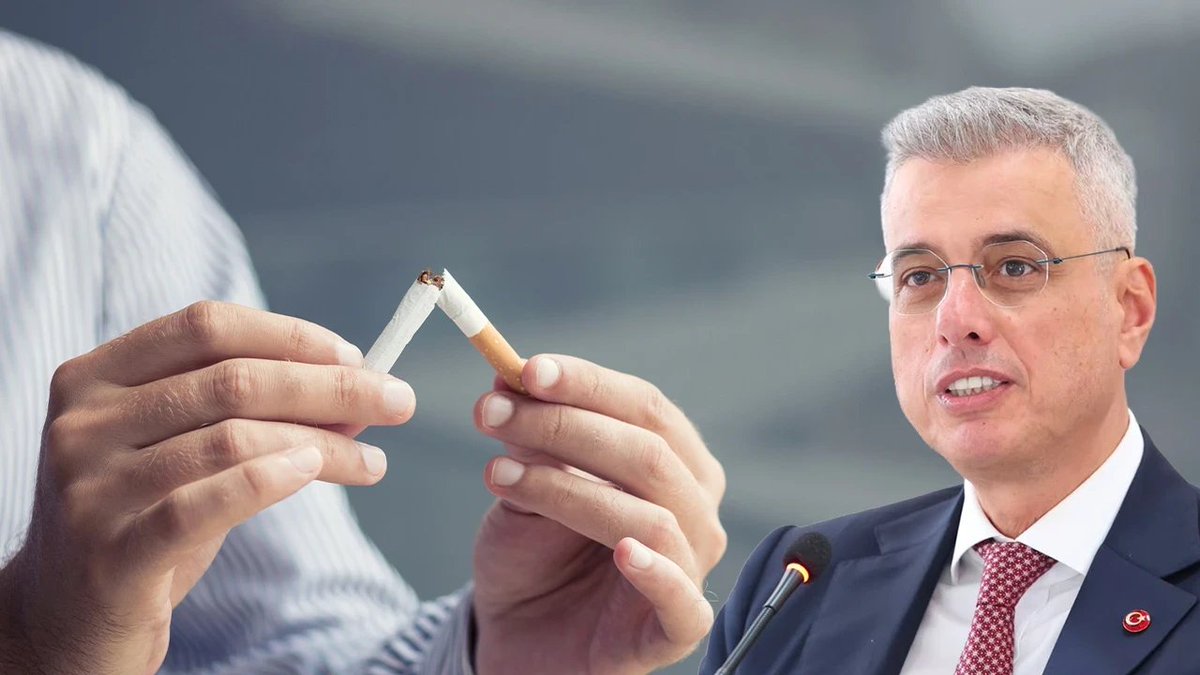onedio's tweet photo. Sağlık Bakanlığı’nın hazırladığı yeni tütün düzenlemesi taslağının ayrıntıları ortaya çıktı.

Taslağa göre;

• Sigara paketleri müşterilerin göremeyeceği kapalı dolaplarda tutulacak ve satışlarda elektronik yaş doğrulaması yapılacak.
• Paketlerde logo, amblem ve tanıtıcı semboller kullanılamayacak; marka adı yalnızca tek yüzde ve paketin en fazla yüzde 5’ini kaplayacak şekilde yer alabilecek.
• Restoran ve kafelerin açık alanlarında sigara içilmesine izin verilmeyecek.
• İşletmeler, toplam kullanım alanlarının en fazla yüzde 10’unu kapsayan ve 2 ila 20 metrekare büyüklüğünde özel sigara bölümleri oluşturabilecek.
• Dışarıdan görünmeyecek şekilde düzenlenecek bu bölümlerde yiyecek ve içecek servisi yapılmayacak, 18 yaşından küçükler içeri alınmayacak.
• Okul, hastane, kamu binası ve ibadethanelerin 10 metre çevresinde sigara içilemeyecek.
• Çocuk parkları, plajlar, yürüyüş ve egzersiz alanları da dumansız bölge kapsamına alınacak.
• Uzun vadede, 1 Ocak 2040’tan itibaren tütün ürünlerinin satış ve tüketiminin tamamen sona erdirilmesi hedefleniyor.

 📌 Taslağın kasım ayında Meclis gündemine gelmesi bekleniyor. (Sabah)