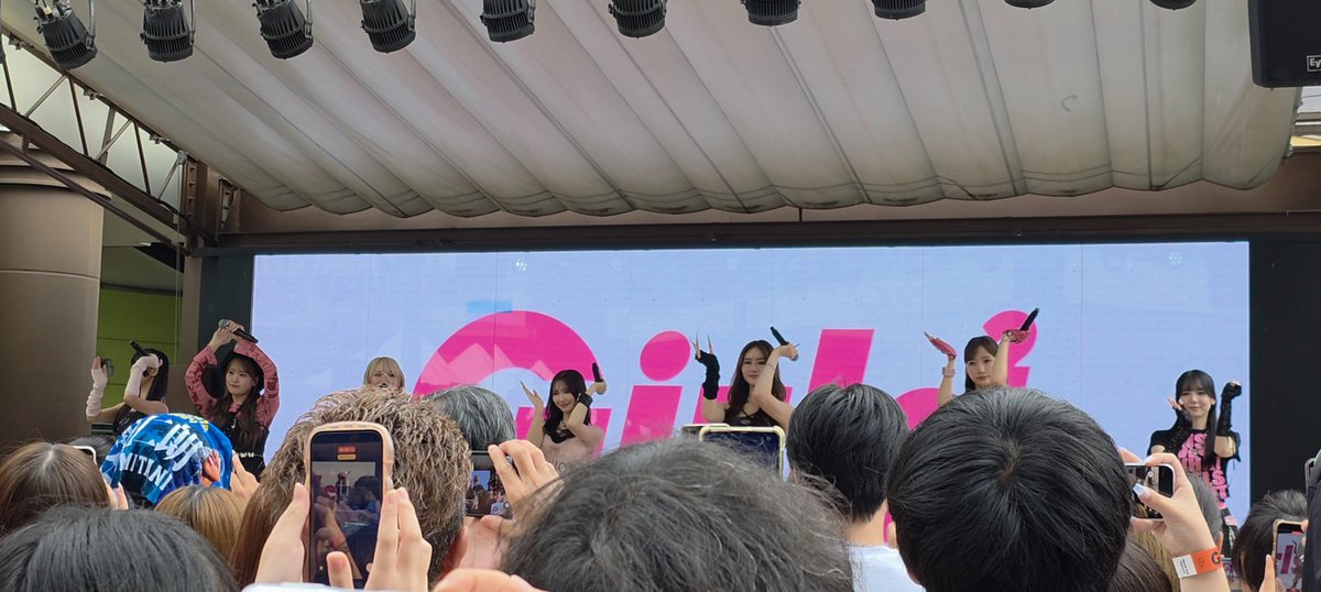 twitt_furupon's tweet photo. Girls2 New EP『EASY』
リリイベ@大宮ステラタウン
・一瞬、雨がぱらつくも、持ちこたえる。
・キッズエリア、上手に少しだけ。縮小気味？
・撮可タイムは、柚を目で追い、画面テキトー。
　撮りながら盛り上がるのは難しい。
・Nocturne、初パフォーマンス。歌声を堪能。
#Girls2
#EASY https://t.co/uCLck0TM4L