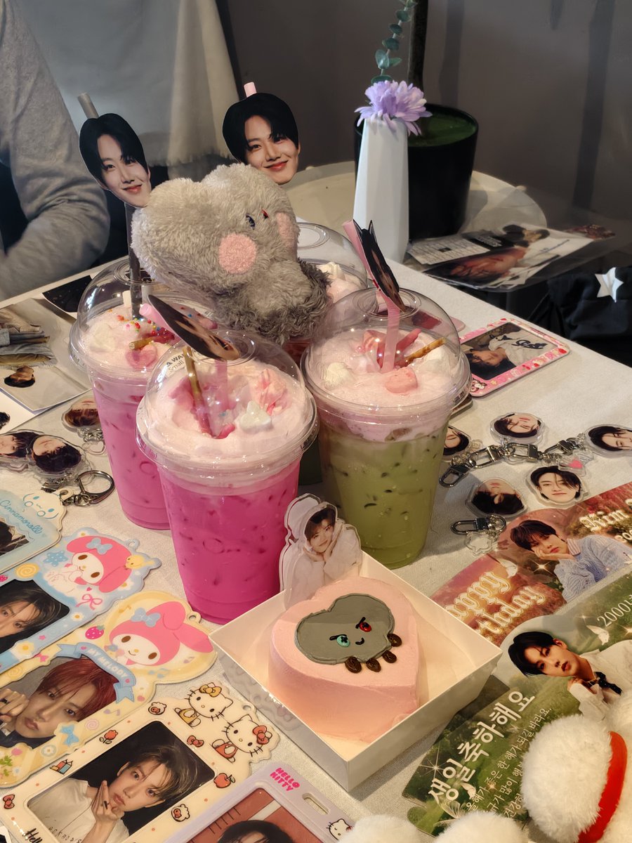 KNRYU_00's tweet photo. แฮปปี้เบิร์ดเดย์จุนกยู🍰✨
#ourlightofshiningstar_Junkyu https://t.co/ySIT22k6Qc