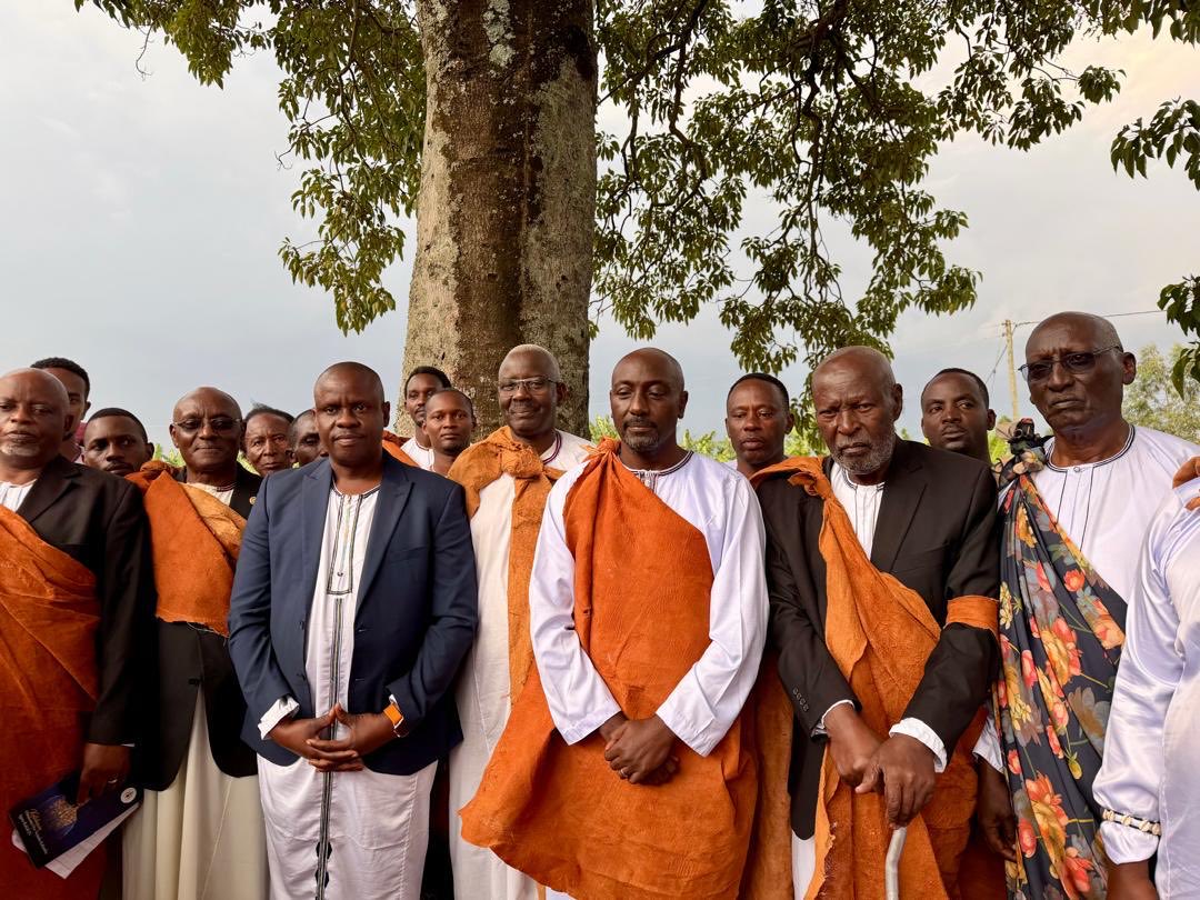 BalaamBarugahar's tweet photo. Last evening, I met Tooro’s new Omukama His Majesty Edward Kijanangoma Rukiidi , Omusuuga Kamurasi and other senior Babiito immediately after the performance of rituals at the burial ground . https://t.co/iVWCrPeZO3