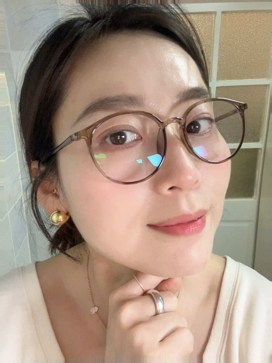 ilhamart's tweet photo. 喜欢我带眼镜的样子吗？还有你更喜欢的一面~ https://t.co/rA3u7dP6E0