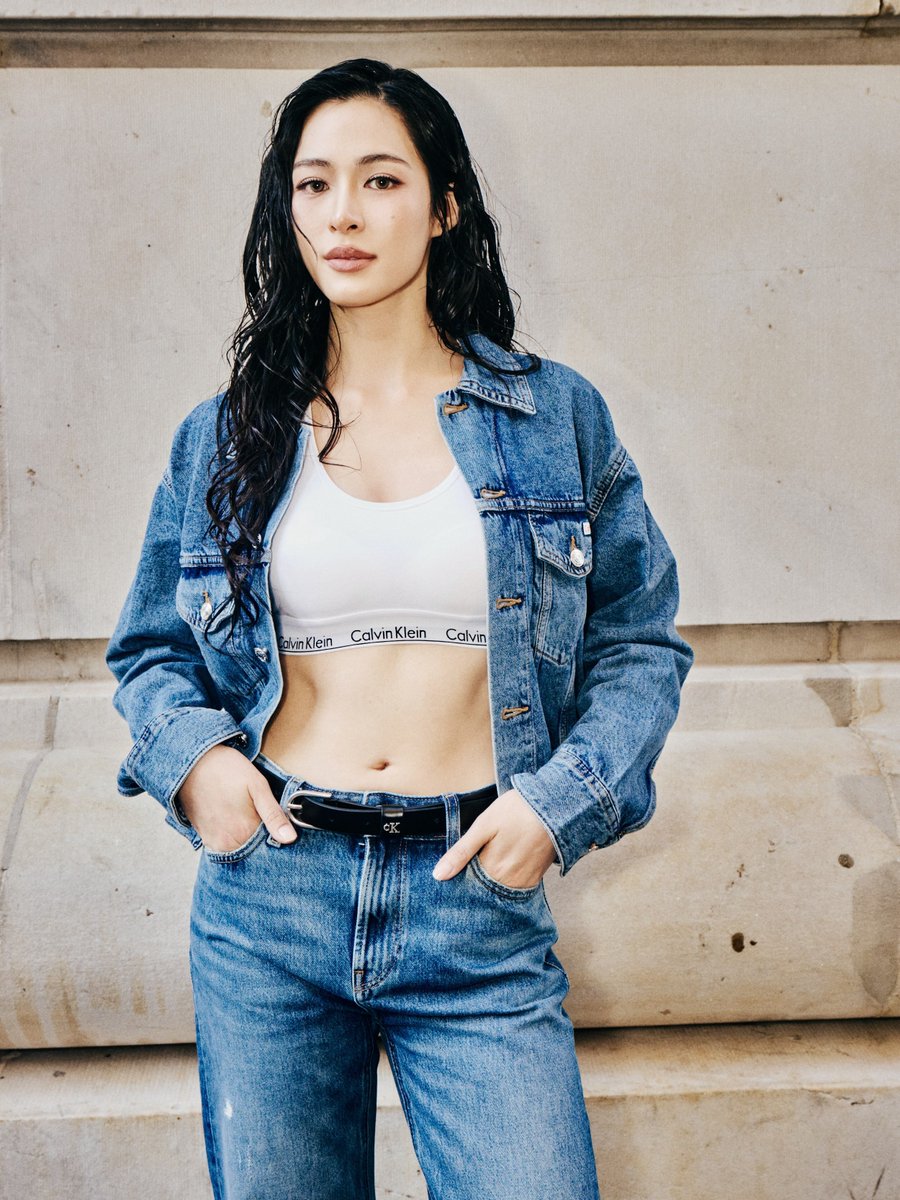 EverydaynewsTH's tweet photo. สวยสมมง "หลิงหลิง-คอง" ในฐานะ APAC Face of Calvin Klein กับภาพสุดเอ็กซ์คลูซีฟในลุคสตรีตสไตล์สุดเท่แฝงความเซ็กซี่ กับโททัลลุคจาก Calvin Klein หลังเข้าชมโชว์คอลเลกชั่นฤดูใบไม้ผลิ 2027 ณ นิวยอร์ก สหรัฐอเมริกา ที่ผ่านมา

#EVERYDAYth
#LingLingKwong
#CalvinKleinSS27xLingLing
#CalvinKlein #CalvinKleinSS27