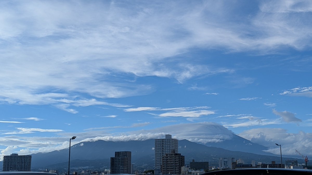 w25t's tweet photo. 5%引きの為にコッチに。
本来の秋晴れって感じだな。 https://t.co/9H7rLLzm0K