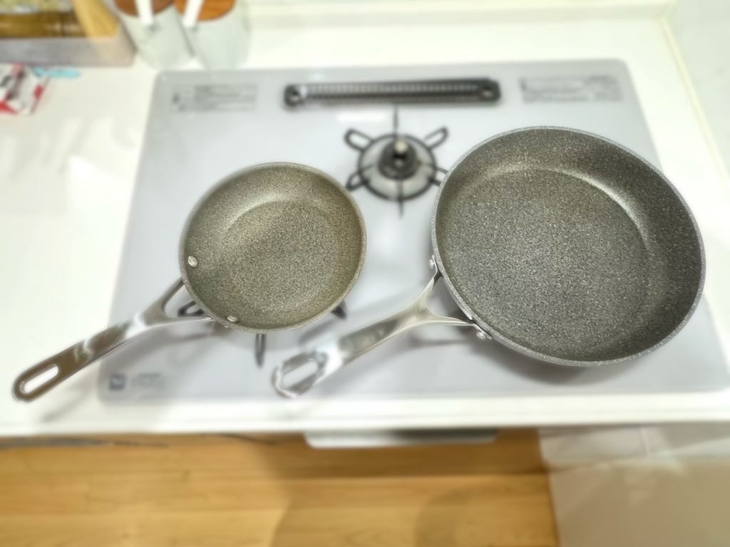 solblog_365's tweet photo. プロ料理人がこぞって愛用しているイタリア生まれのバッラリーニのフライパン。くっ付きにくいのは勿論、コーティングが頑丈なのであまり気を使わずに済みます。小さいサイズを買いましたが、大きいサイズも買い換えようか検討中。
#フライパン #自炊 #料理男子 #BALLARINI
https://t.co/Kz58nXnLDm https://t.co/6voqgbtlnA